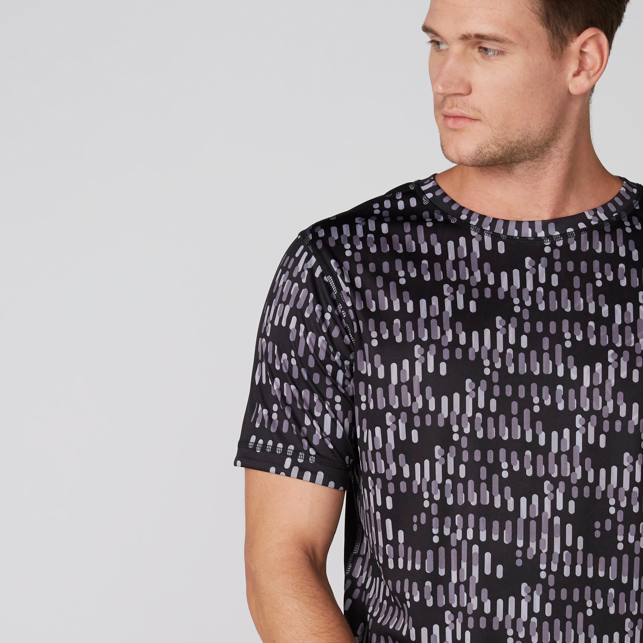 تيشيرت يستخدم على الوجهين بياقة ضيقة وأكمام قصيرة وطبعات-men-clothing-sportswearandactivewear-tshirtsandpolos-image-9