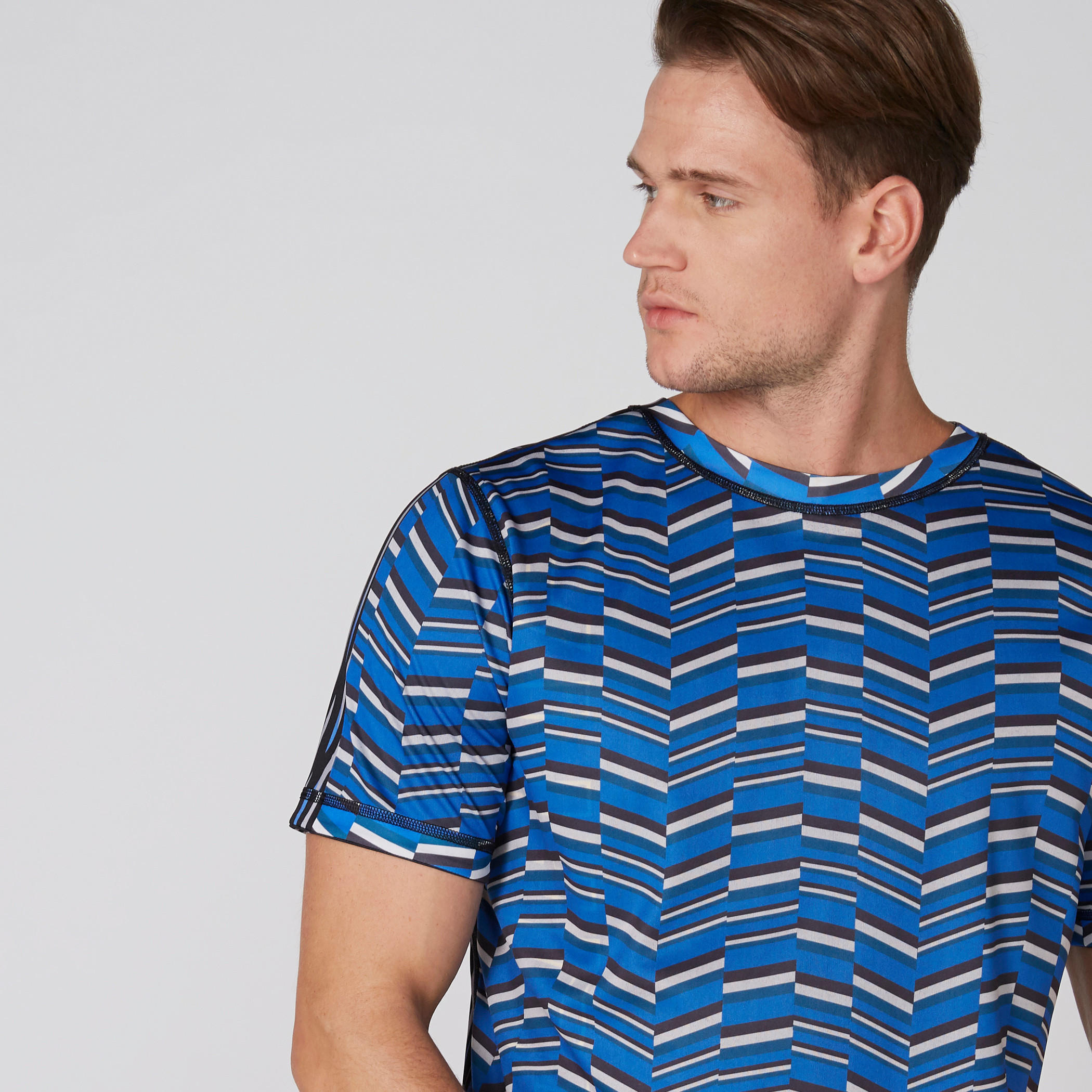 تيشيرت يستخدم على الوجهين بياقة ضيقة وأكمام قصيرة وطبعات-men-clothing-sportswearandactivewear-tshirtsandpolos-image-10