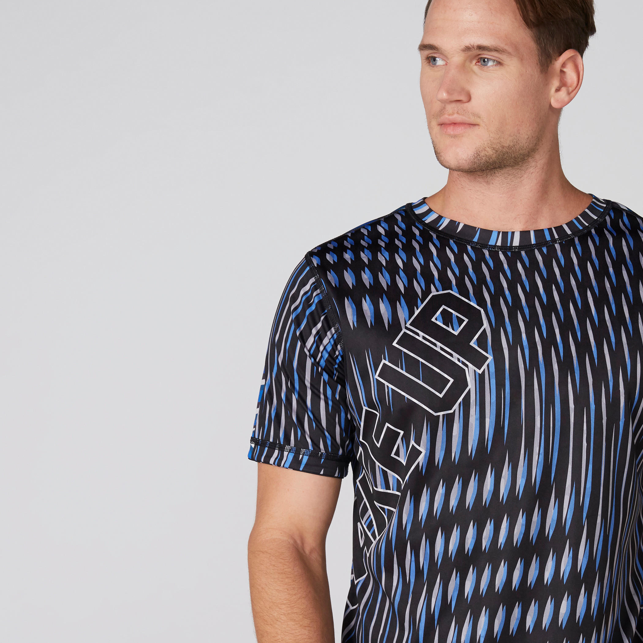 تيشيرت يستخدم على الوجهين بياقة ضيقة وأكمام قصيرة وطبعات-men-clothing-sportswearandactivewear-tshirtsandpolos-image-11