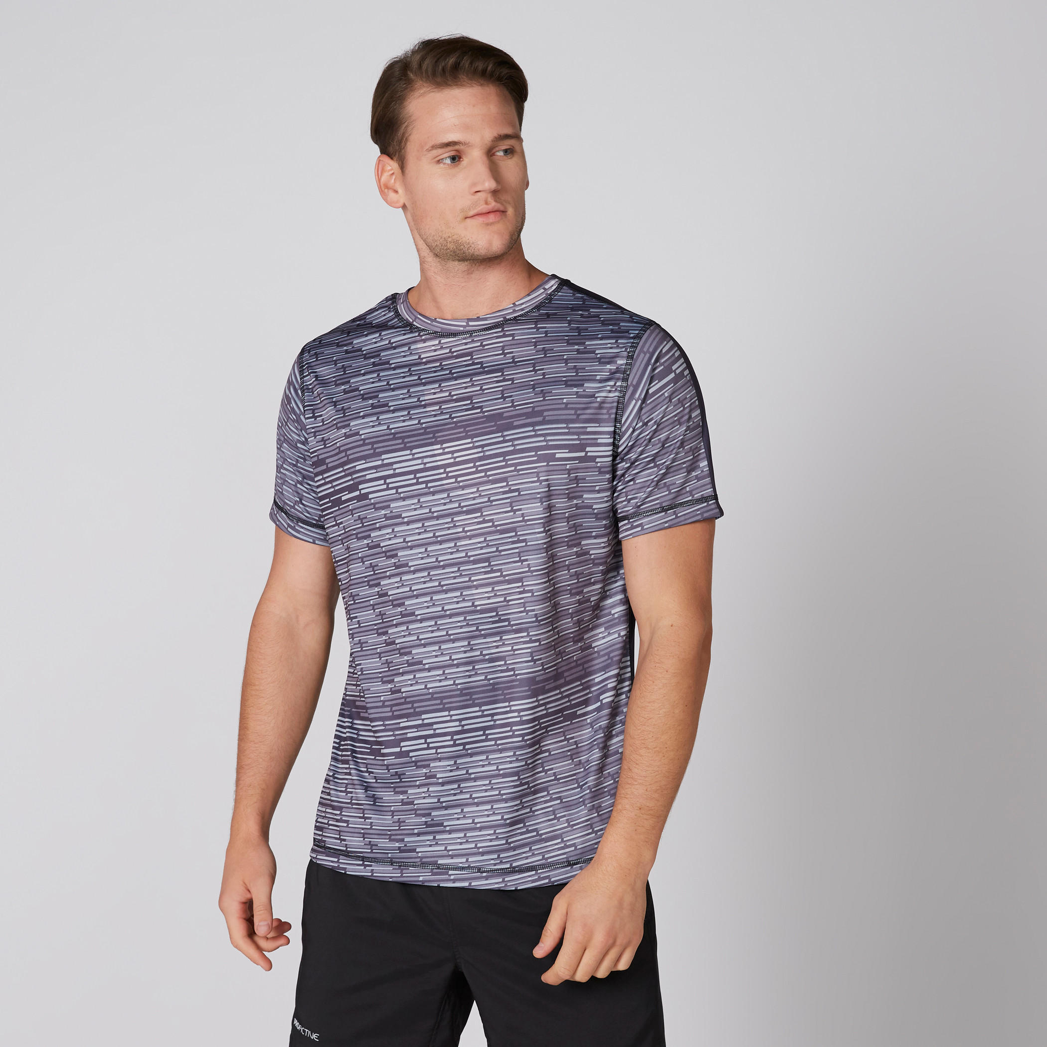 تيشيرت يستخدم على الوجهين بياقة ضيقة وأكمام قصيرة وطبعات-men-clothing-sportswearandactivewear-tshirtsandpolos-image-2