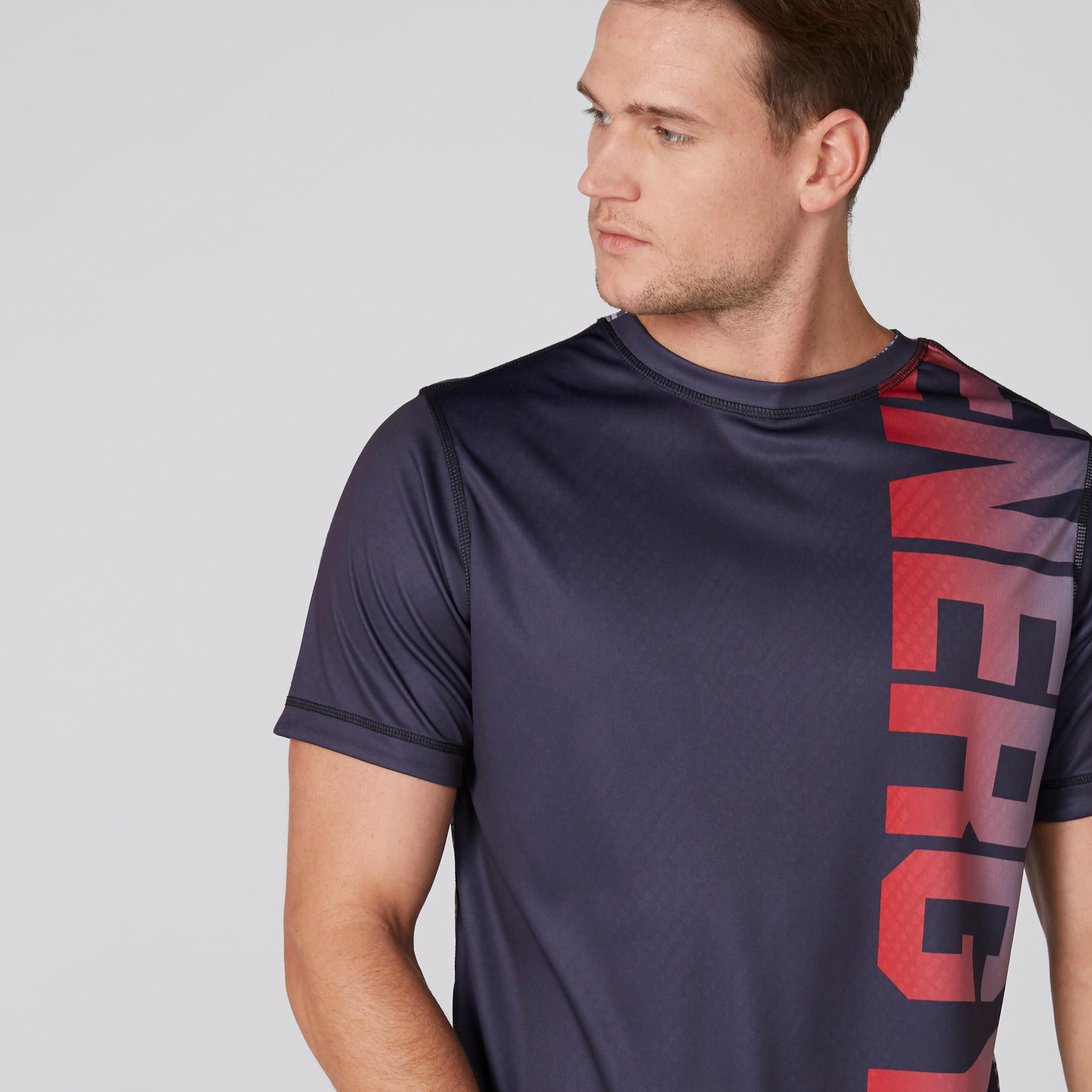 تيشيرت يستخدم على الوجهين بياقة ضيقة وأكمام قصيرة وطبعات-men-clothing-sportswearandactivewear-tshirtsandpolos-image-8