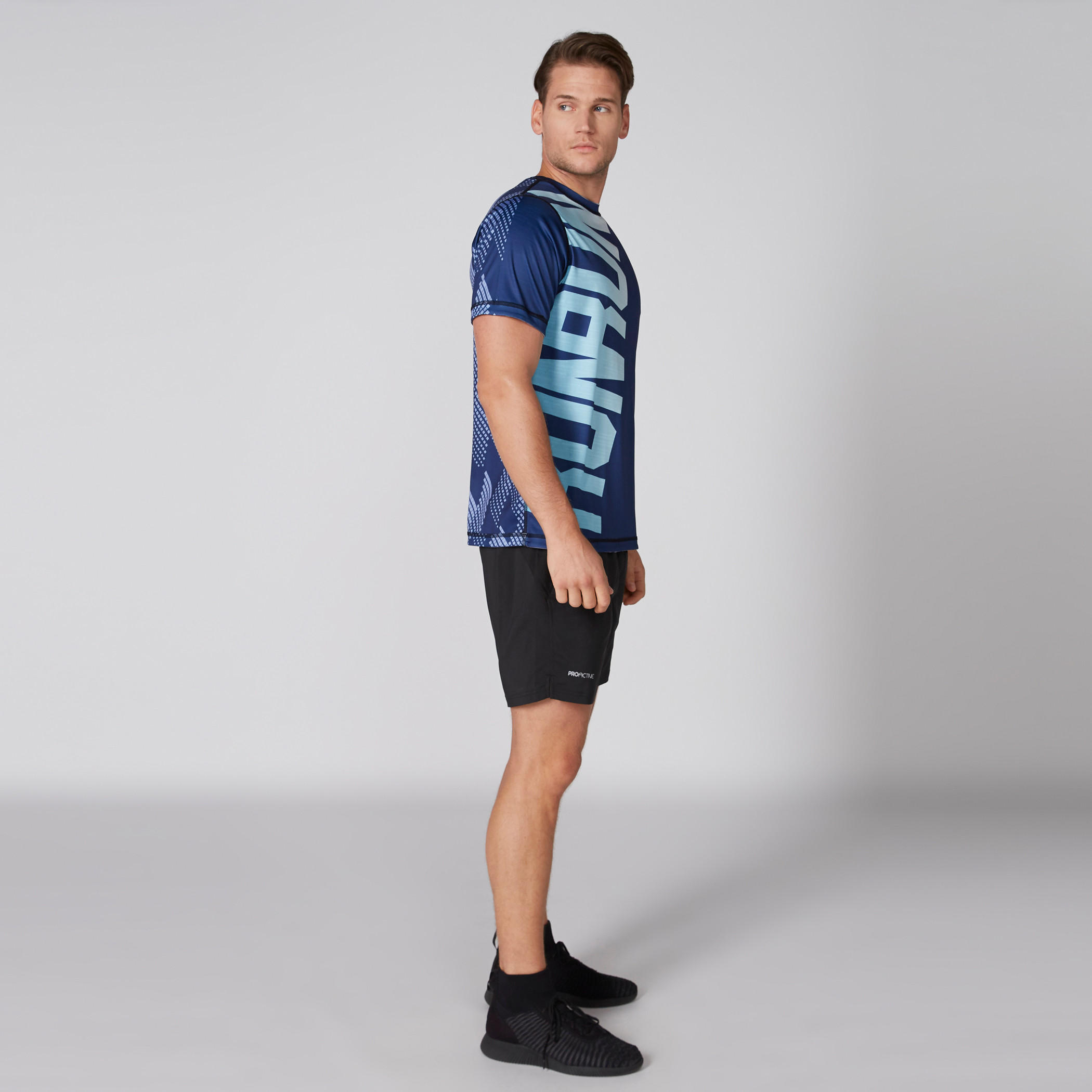 تيشيرت يستخدم على الوجهين بياقة ضيقة وأكمام قصيرة وطبعات-men-clothing-sportswearandactivewear-tshirtsandpolos-image-6
