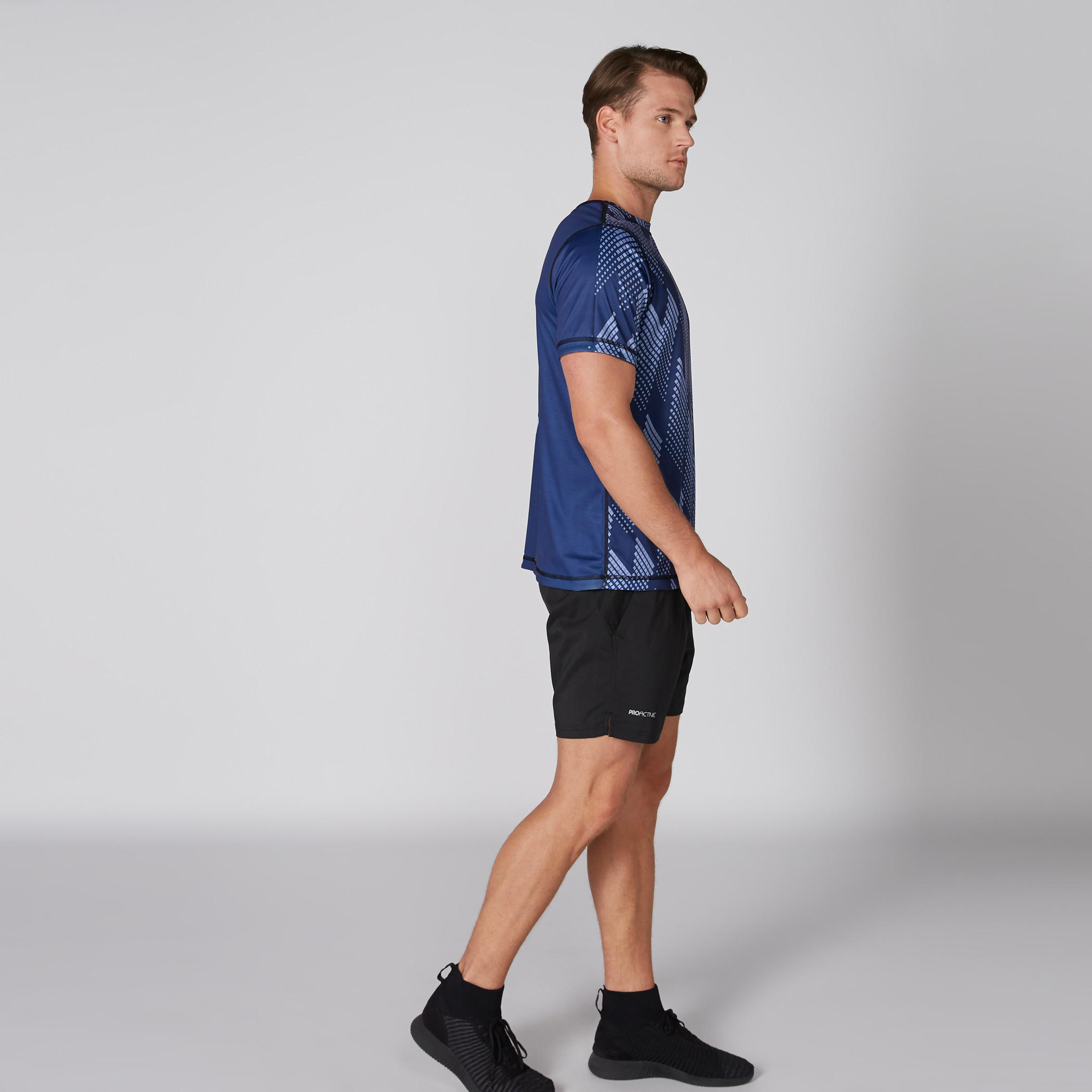 تيشيرت يستخدم على الوجهين بياقة ضيقة وأكمام قصيرة وطبعات-men-clothing-sportswearandactivewear-tshirtsandpolos-image-5