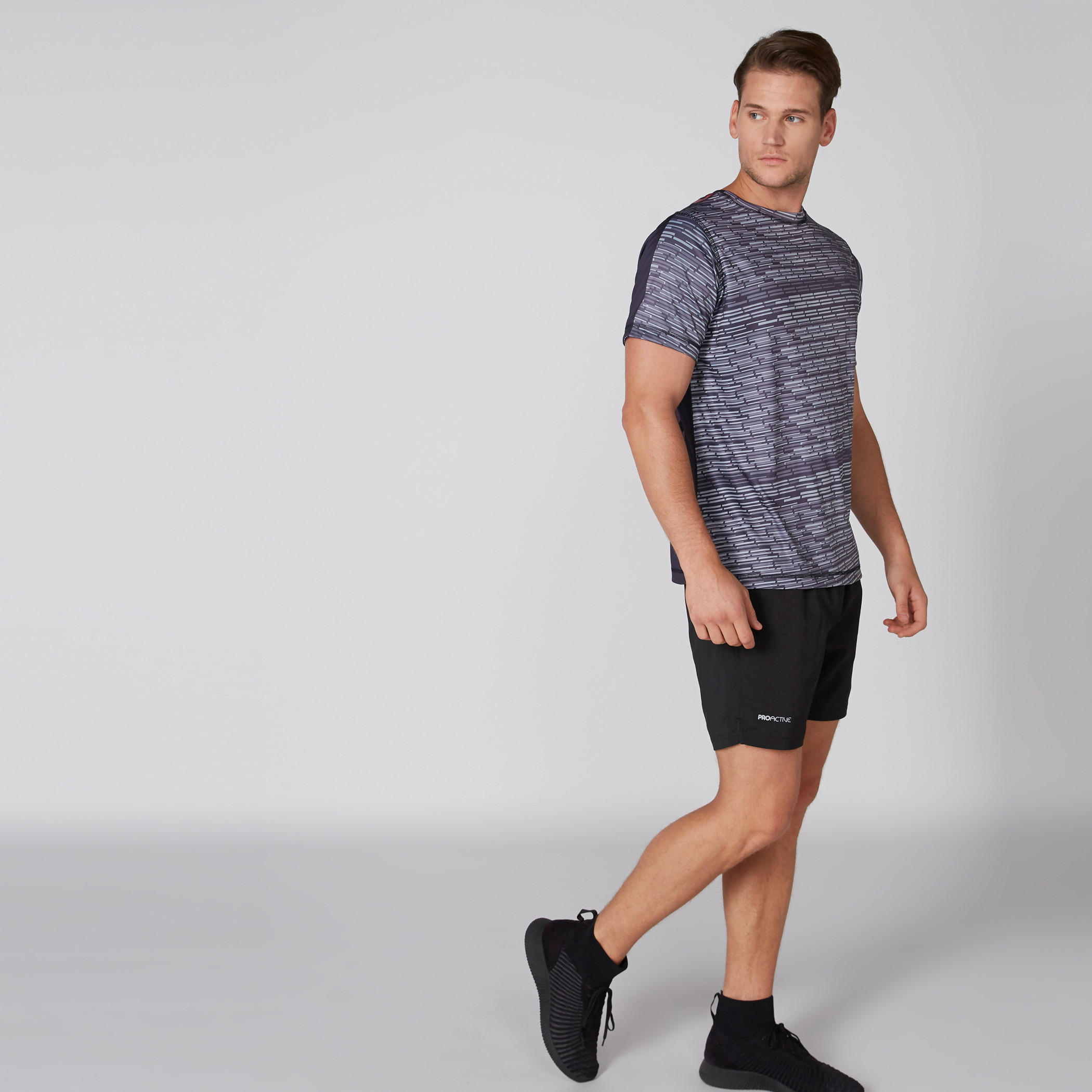 تيشيرت يستخدم على الوجهين بياقة ضيقة وأكمام قصيرة وطبعات-men-clothing-sportswearandactivewear-tshirtsandpolos-image-1