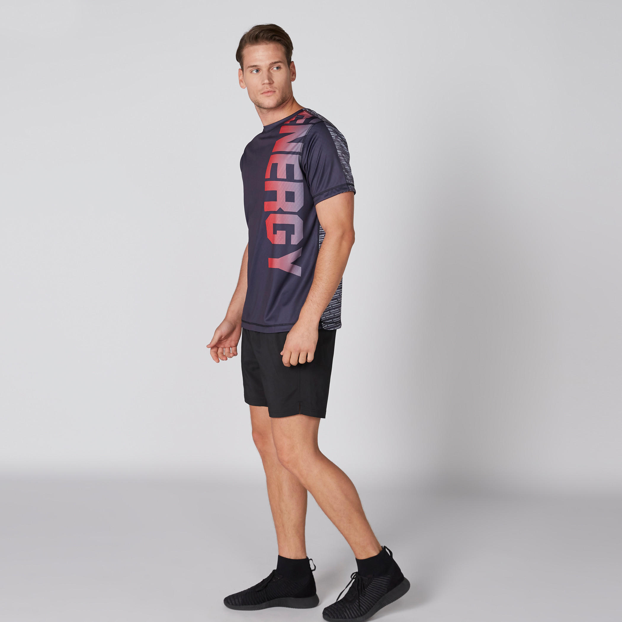 تيشيرت يستخدم على الوجهين بياقة ضيقة وأكمام قصيرة وطبعات-men-clothing-sportswearandactivewear-tshirtsandpolos-image-4