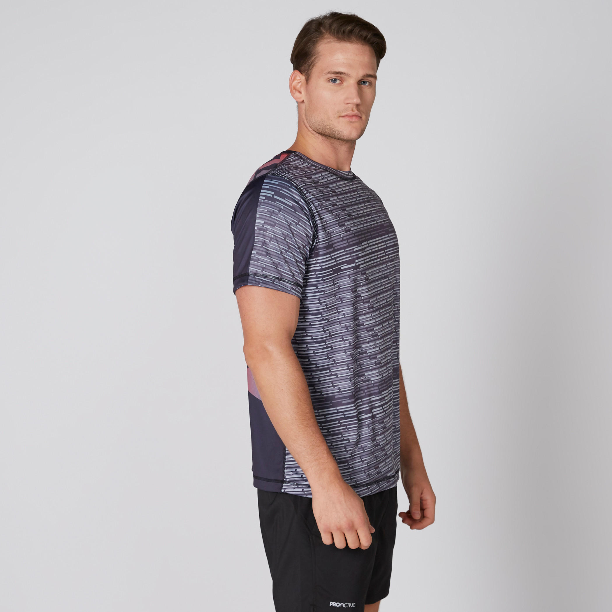 تيشيرت يستخدم على الوجهين بياقة ضيقة وأكمام قصيرة وطبعات-men-clothing-sportswearandactivewear-tshirtsandpolos-image-3