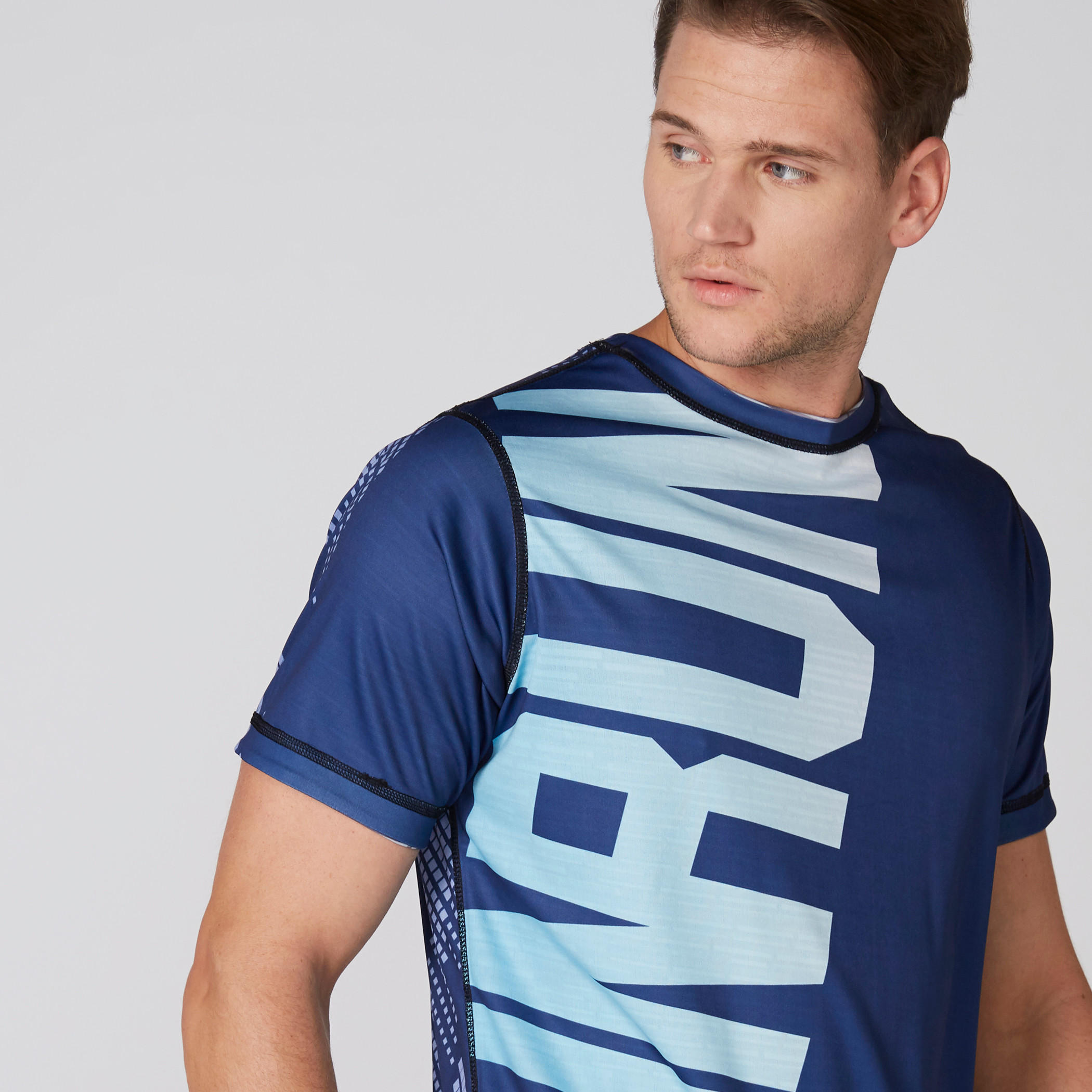 تيشيرت يستخدم على الوجهين بياقة ضيقة وأكمام قصيرة وطبعات-men-clothing-sportswearandactivewear-tshirtsandpolos-image-10