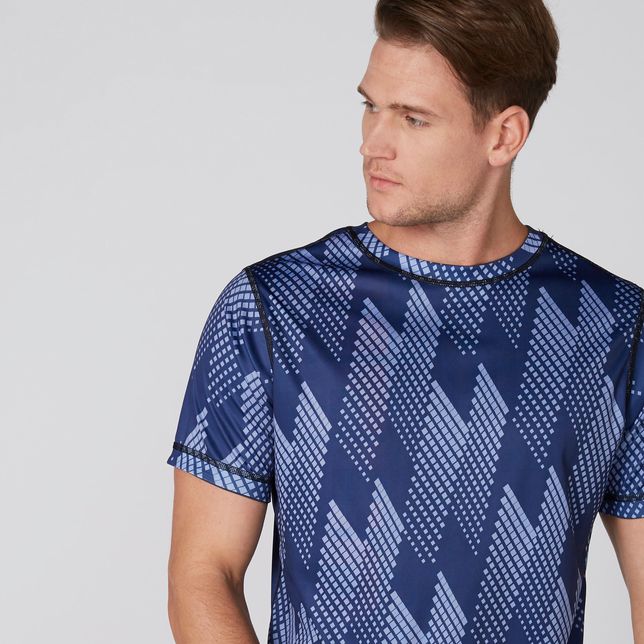 تيشيرت يستخدم على الوجهين بياقة ضيقة وأكمام قصيرة وطبعات-men-clothing-sportswearandactivewear-tshirtsandpolos-image-9