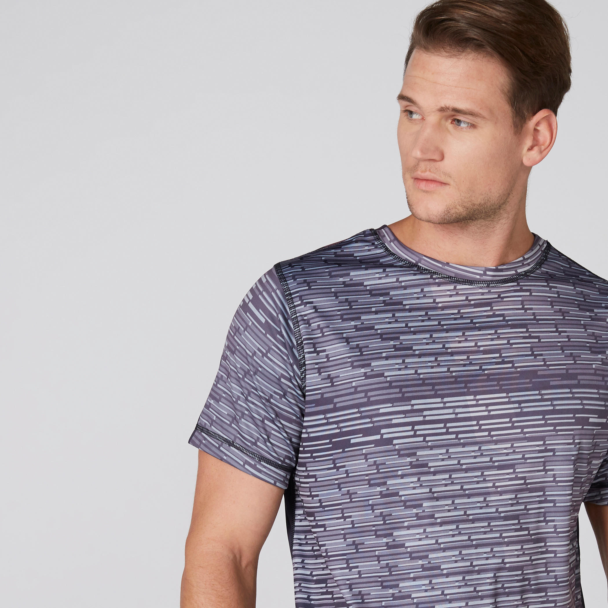 تيشيرت يستخدم على الوجهين بياقة ضيقة وأكمام قصيرة وطبعات-men-clothing-sportswearandactivewear-tshirtsandpolos-image-7