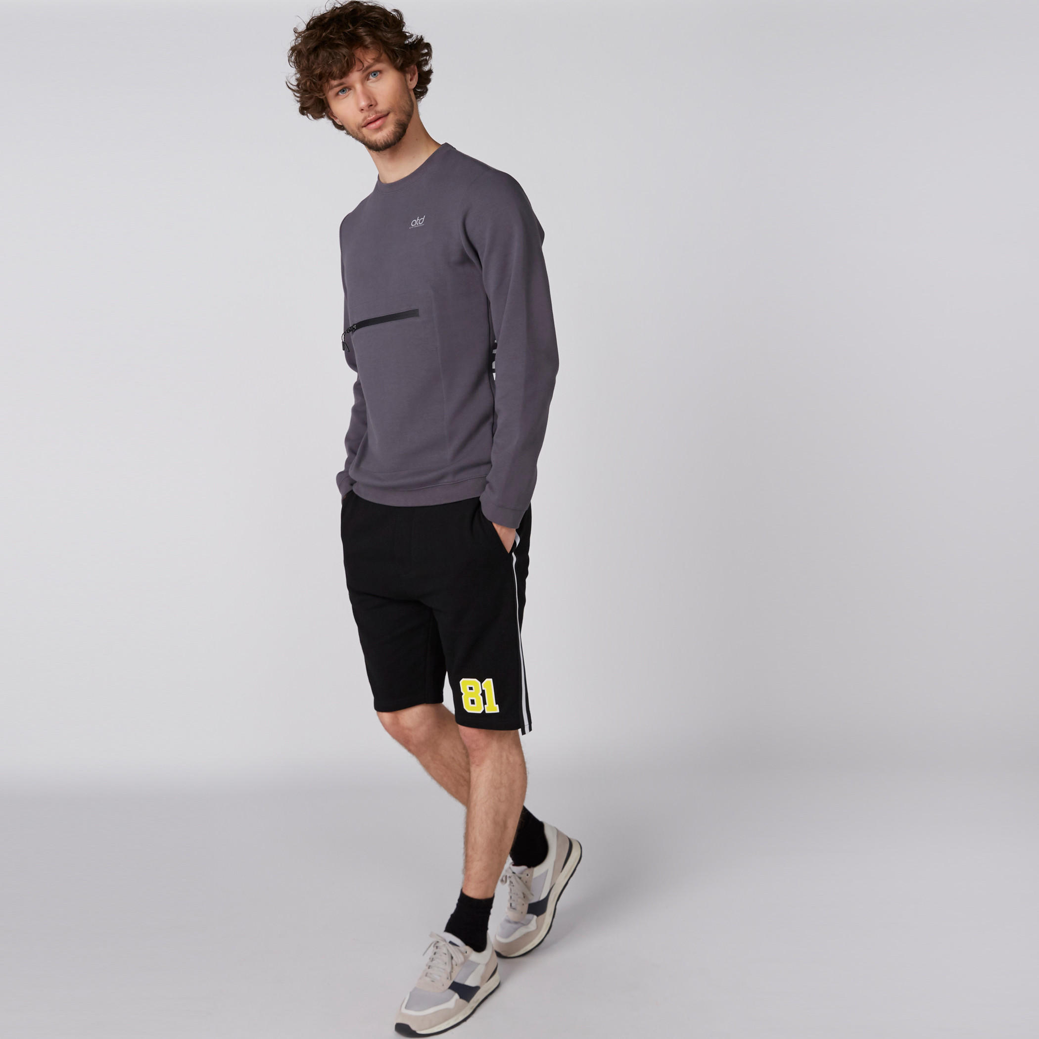 بنطال رياضي بخصر مطاطي ورباط وجيوب-men-winterwear-hoodiesandsweatshirts-image-1