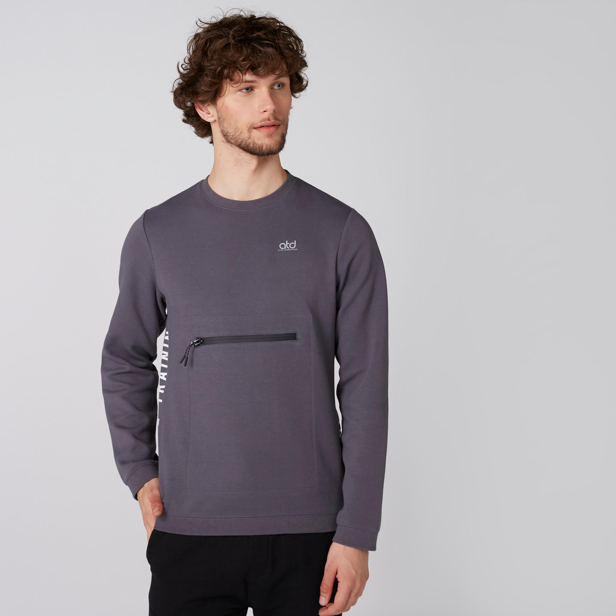 بنطال رياضي بخصر مطاطي ورباط وجيوب-men-winterwear-hoodiesandsweatshirts-image-2