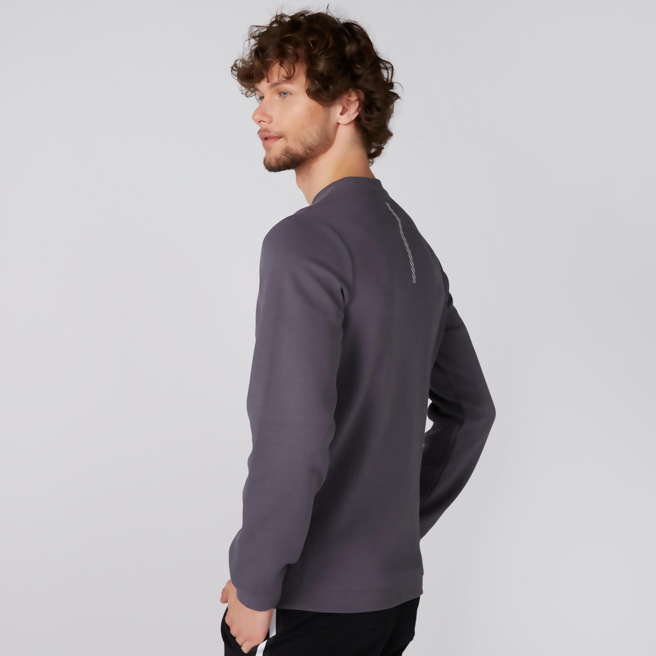 بنطال رياضي بخصر مطاطي ورباط وجيوب-men-winterwear-hoodiesandsweatshirts-image-3