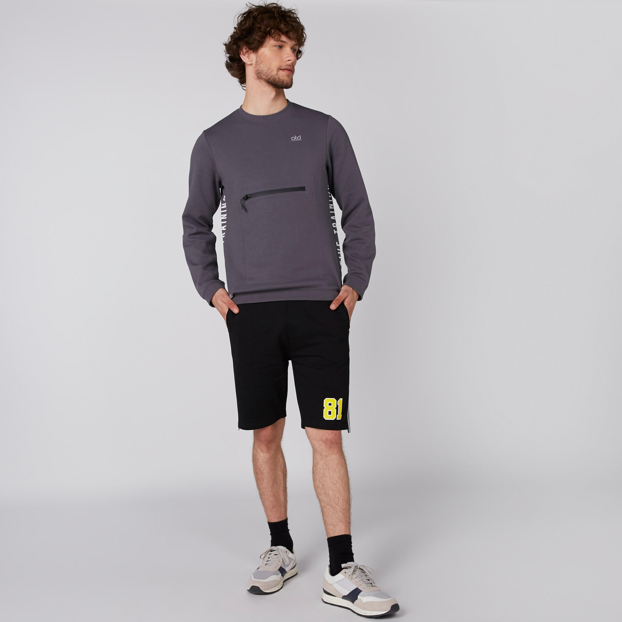 بنطال رياضي بخصر مطاطي ورباط وجيوب-men-winterwear-hoodiesandsweatshirts-image-4