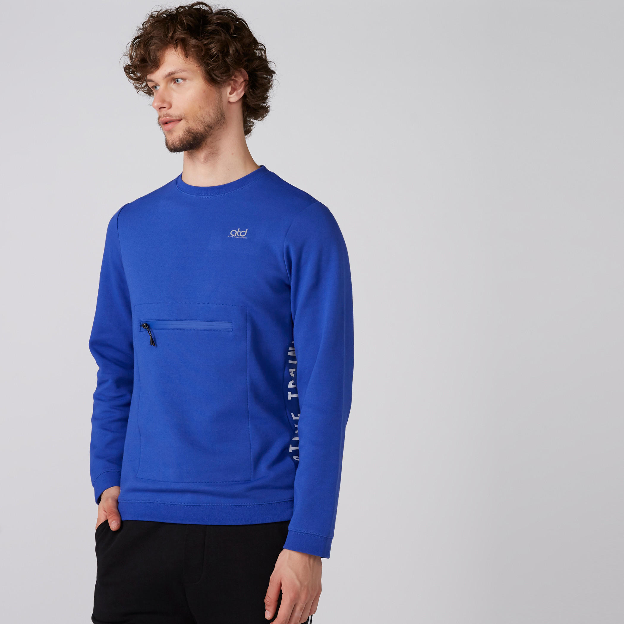 بنطال رياضي بخصر مطاطي ورباط وجيوب-men-winterwear-hoodiesandsweatshirts-image-1