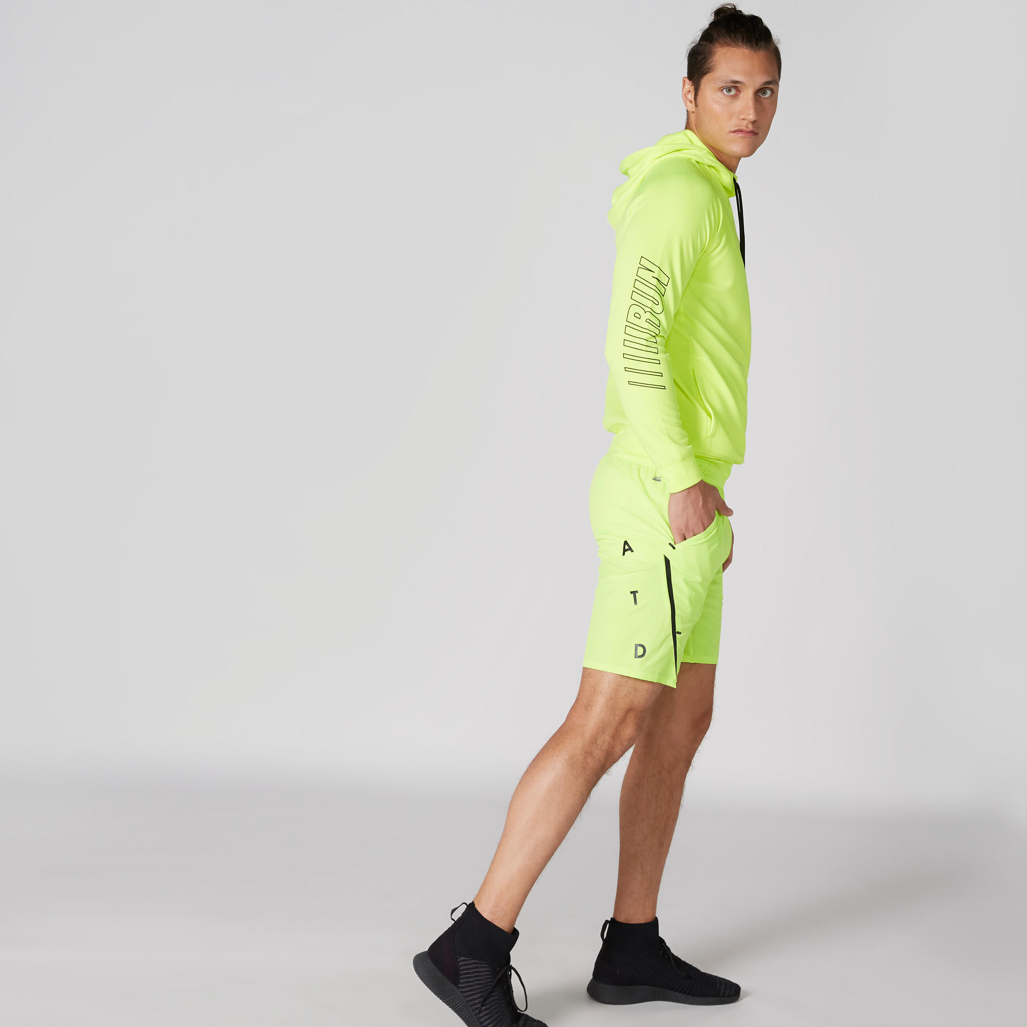 شورت بخصر مطّاطي وجيوب وطبعات-men-clothing-sportswearandactivewear-bottoms-image-1