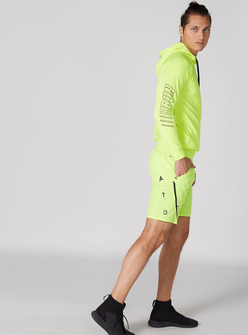 شورت بخصر مطّاطي وجيوب وطبعات-men-clothing-sportswearandactivewear-bottoms-image-1