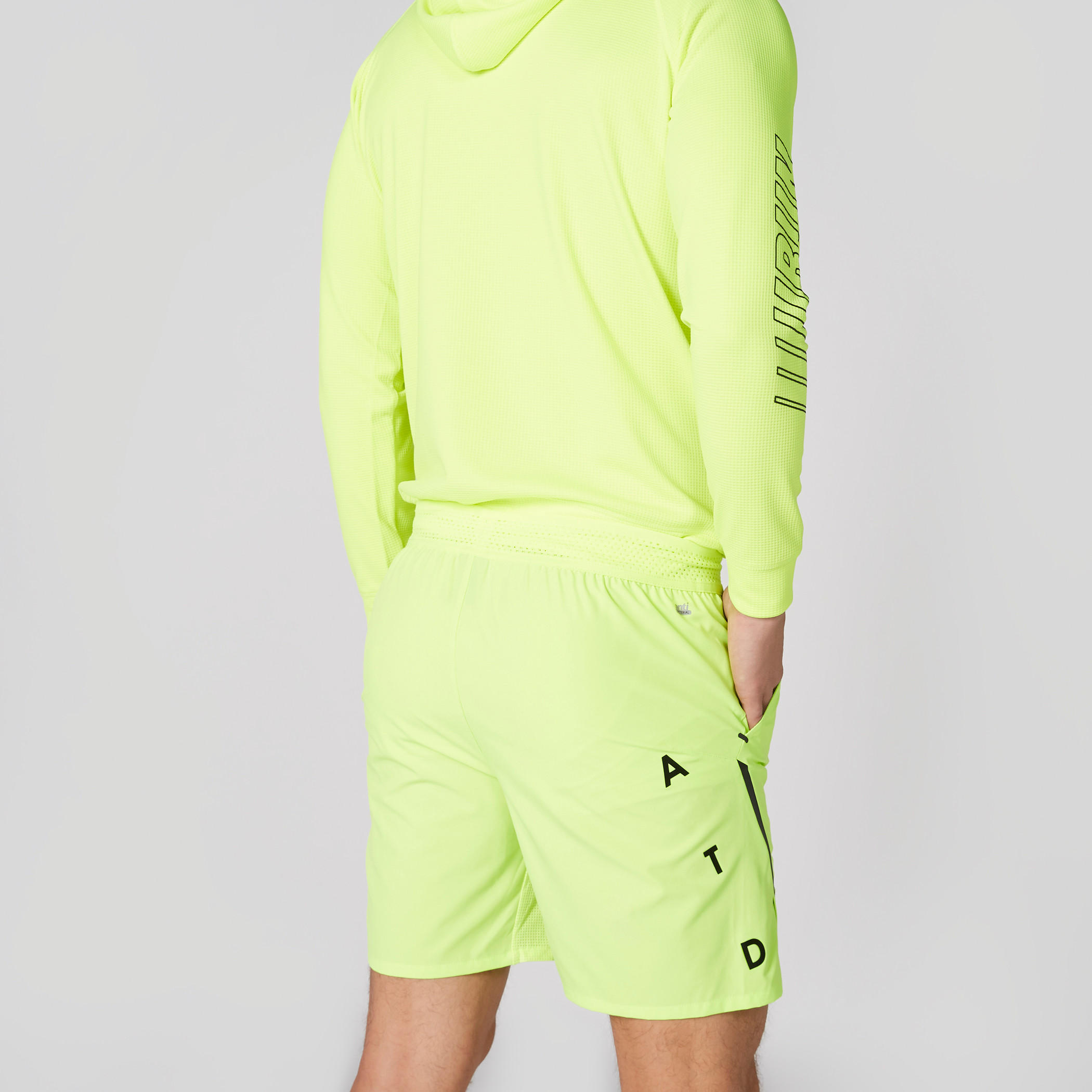 شورت بخصر مطّاطي وجيوب وطبعات-men-clothing-sportswearandactivewear-bottoms-image-2