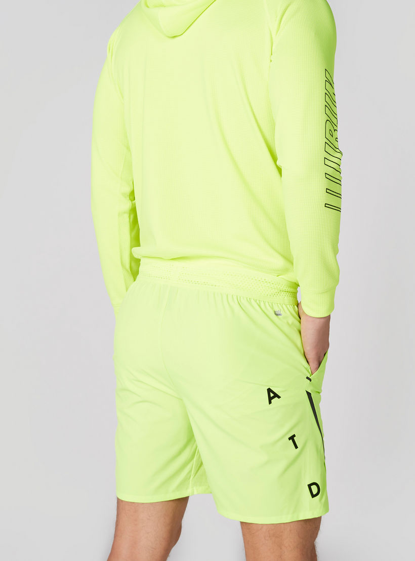 شورت بخصر مطّاطي وجيوب وطبعات-men-clothing-sportswearandactivewear-bottoms-image-2