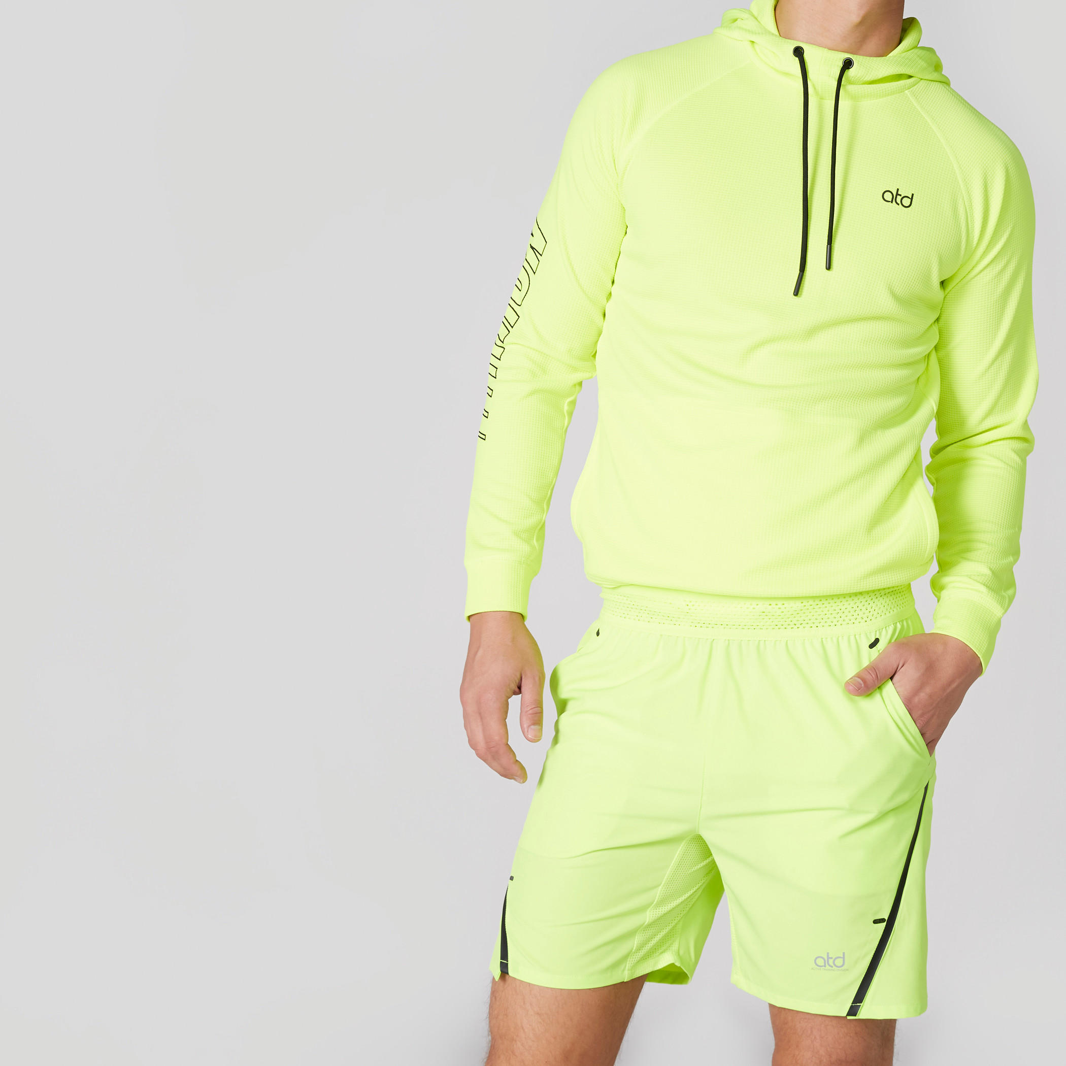 شورت بخصر مطّاطي وجيوب وطبعات-men-clothing-sportswearandactivewear-bottoms-image-3