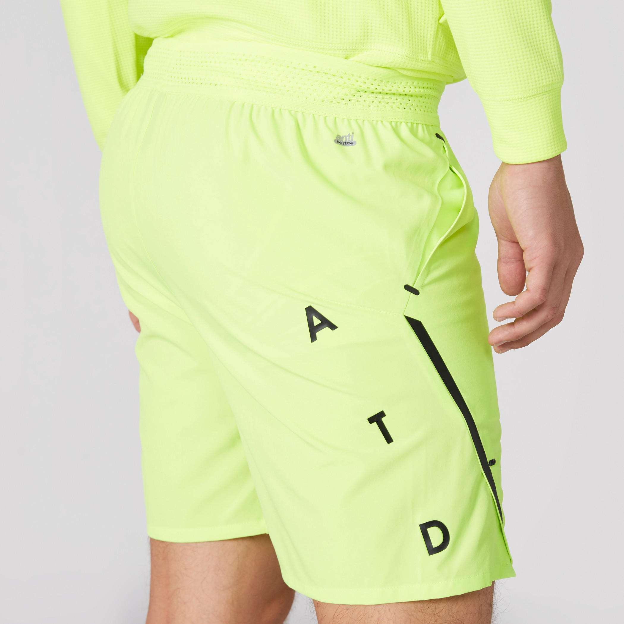 شورت بخصر مطّاطي وجيوب وطبعات-men-clothing-sportswearandactivewear-bottoms-image-4