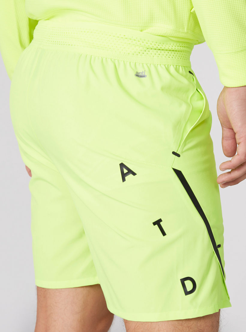 شورت بخصر مطّاطي وجيوب وطبعات-men-clothing-sportswearandactivewear-bottoms-image-4