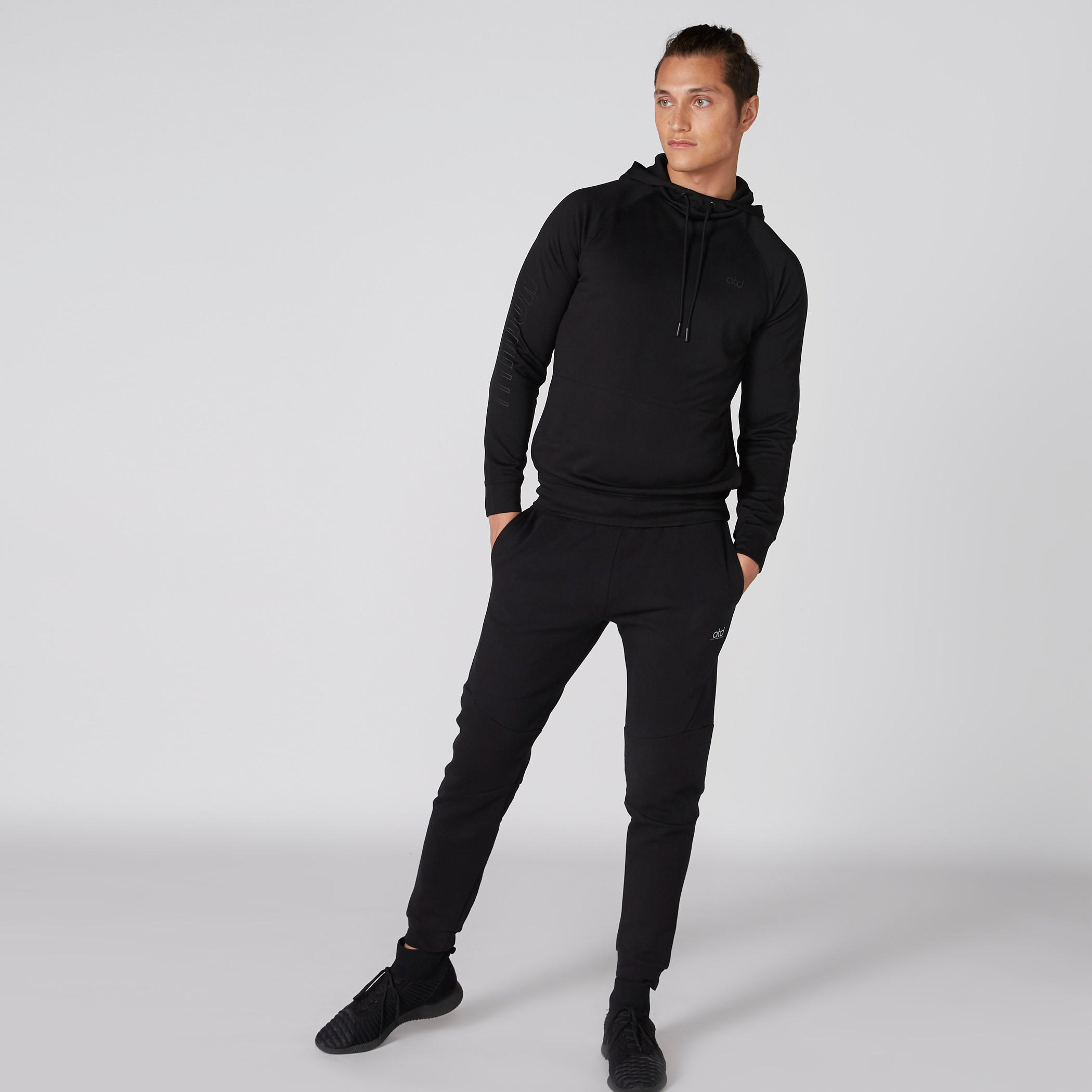 بنطال رياضي طويل بخصر مطّاطي وجيوب-men-clothing-sportswearandactivewear-bottoms-image-1