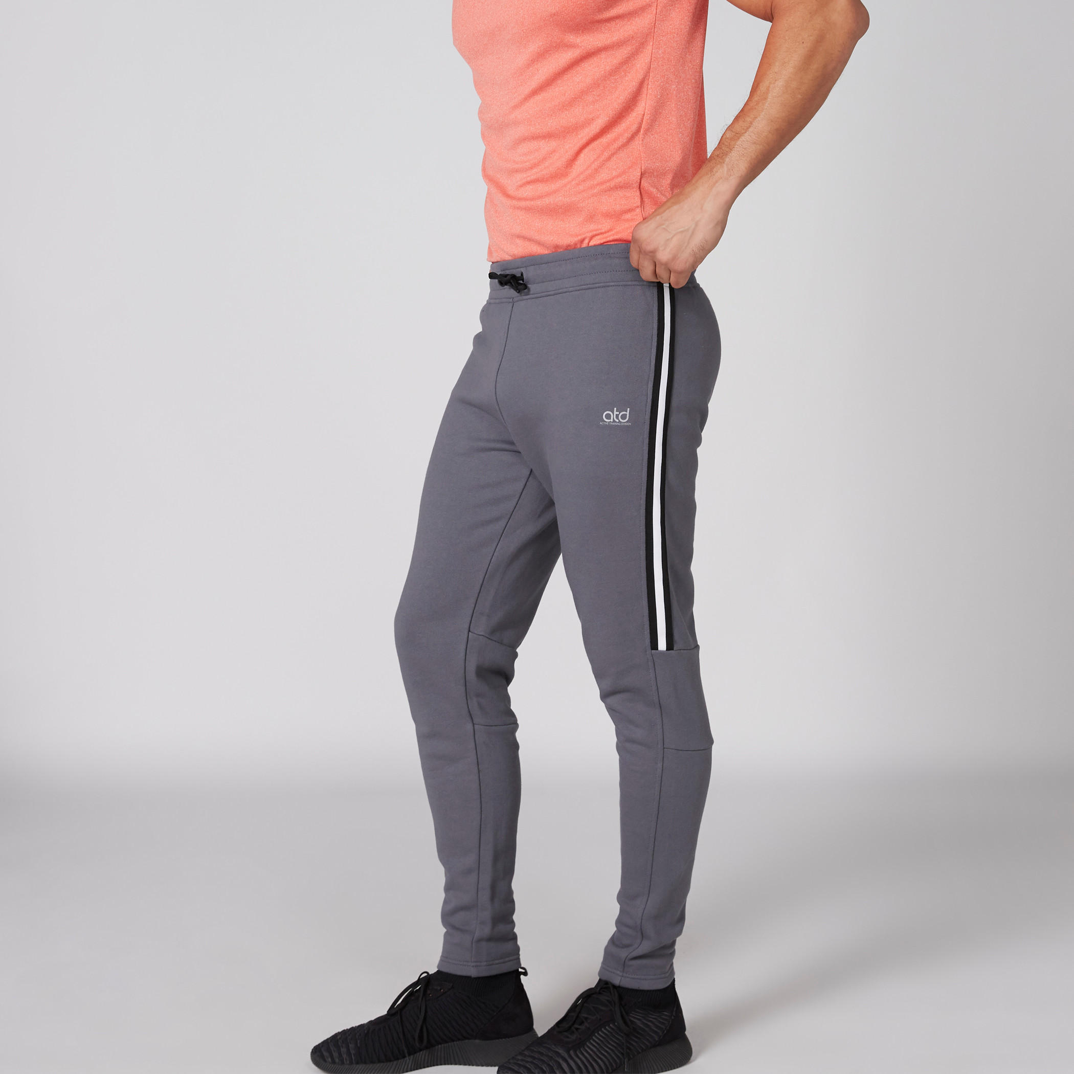 بنطال رياضي بخصر مطاطي ورباط وجيوب-men-clothing-sportswearandactivewear-bottoms-image-1