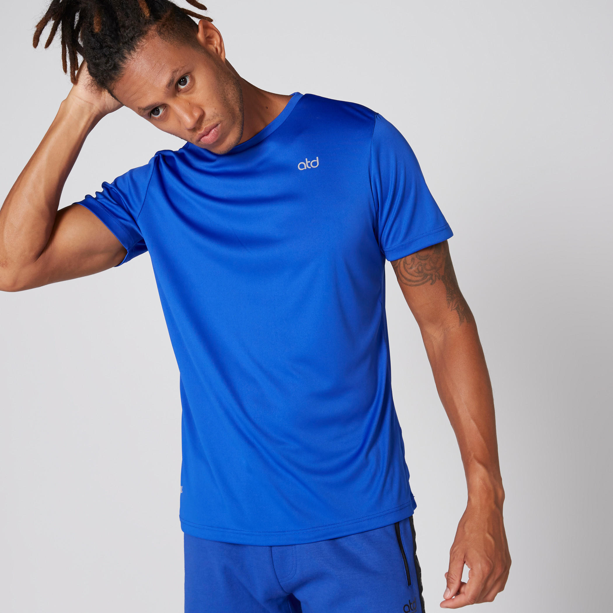 تيشيرت بياقة ضيّقة وأكمام قصيرة-men-clothing-sportswearandactivewear-tshirtsandpolos-image-5