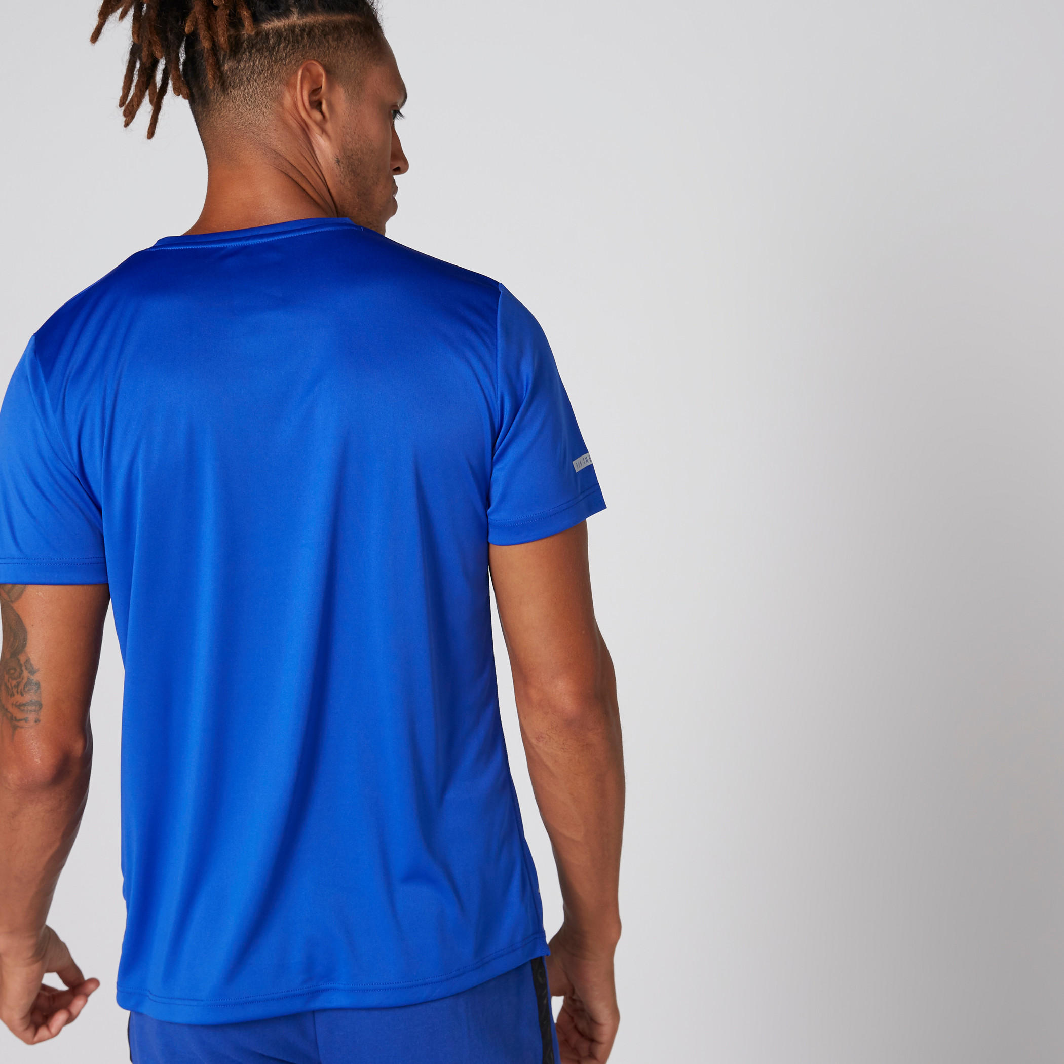 تيشيرت بياقة ضيّقة وأكمام قصيرة-men-clothing-sportswearandactivewear-tshirtsandpolos-image-4
