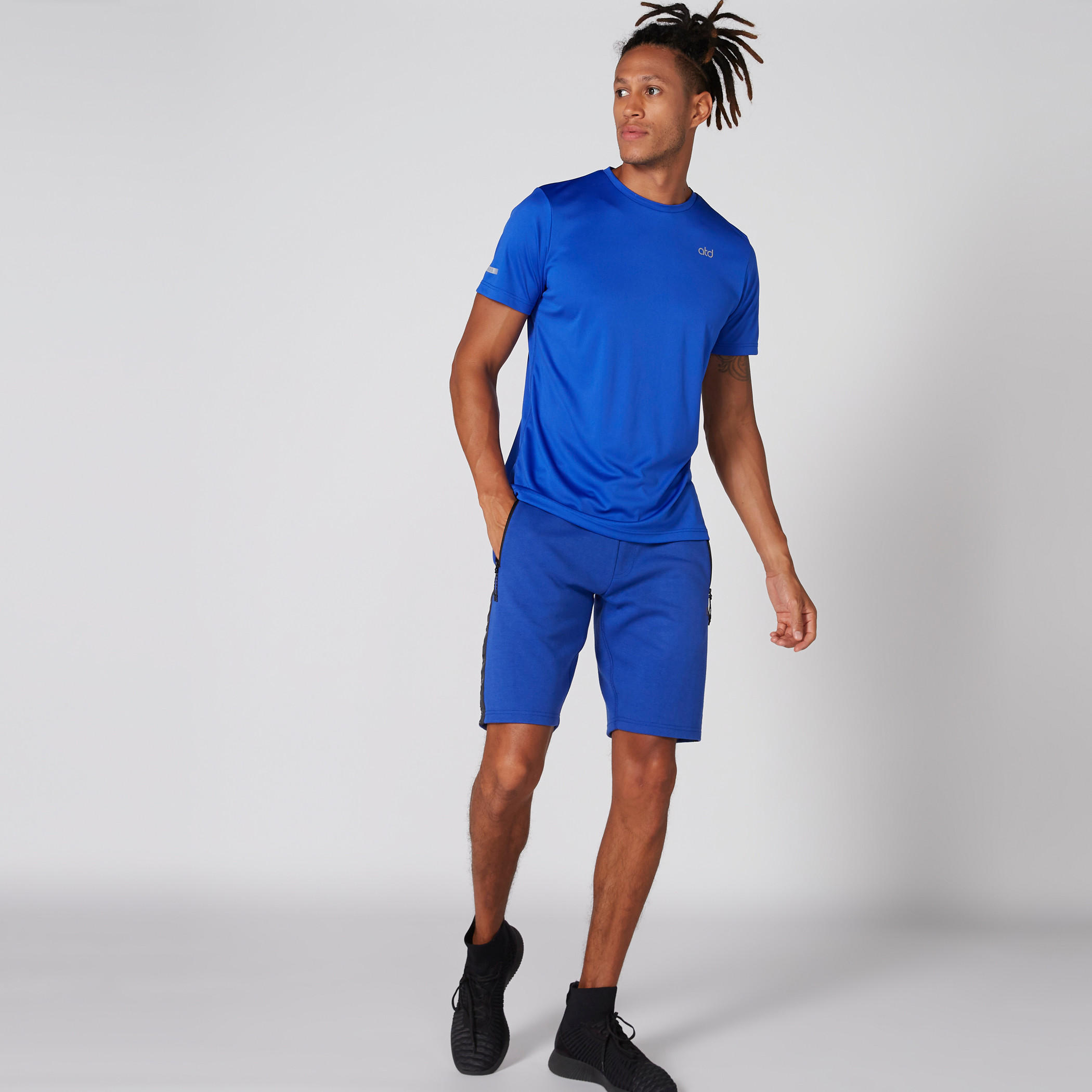 تيشيرت بياقة ضيّقة وأكمام قصيرة-men-clothing-sportswearandactivewear-tshirtsandpolos-image-3