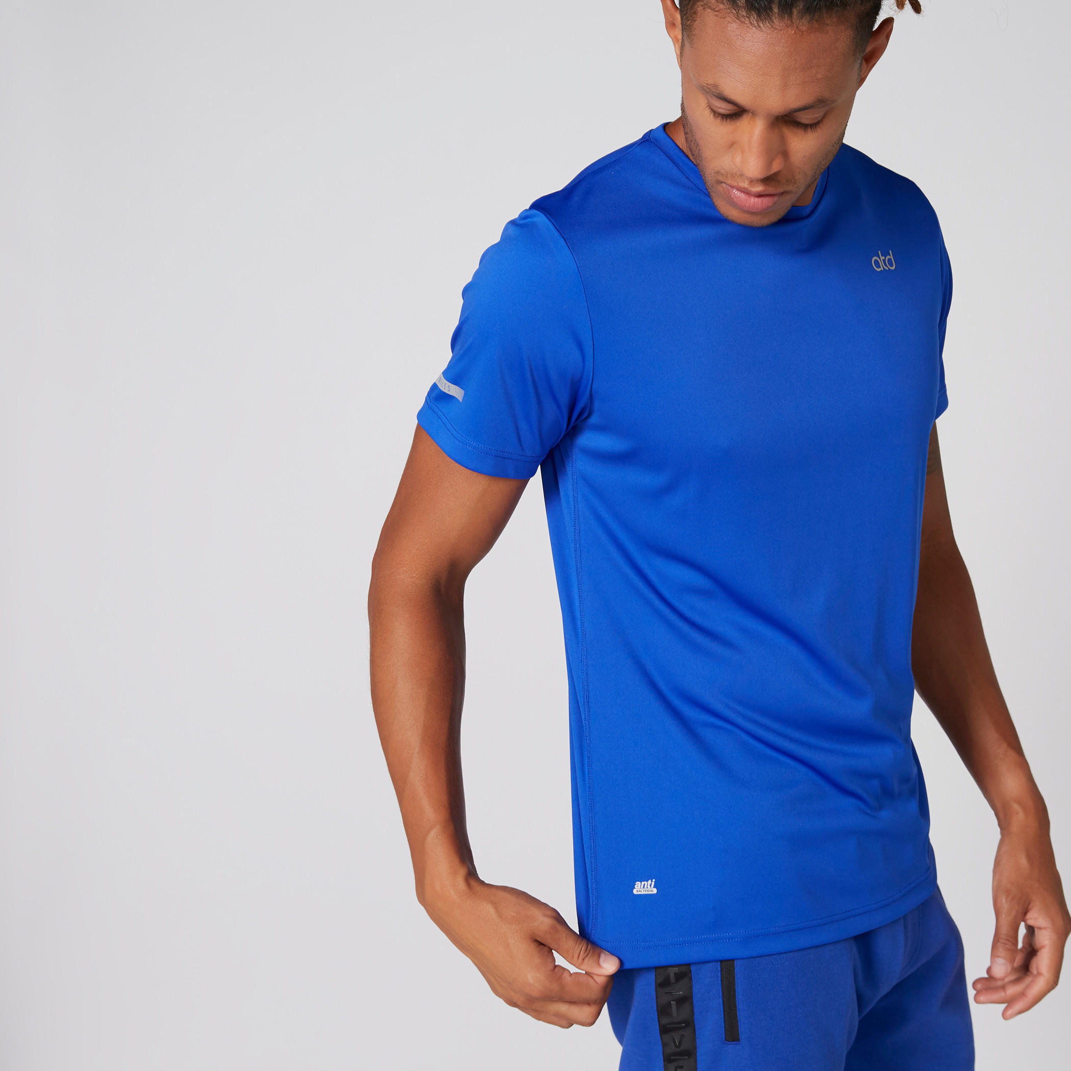 تيشيرت بياقة ضيّقة وأكمام قصيرة-men-clothing-sportswearandactivewear-tshirtsandpolos-image-2