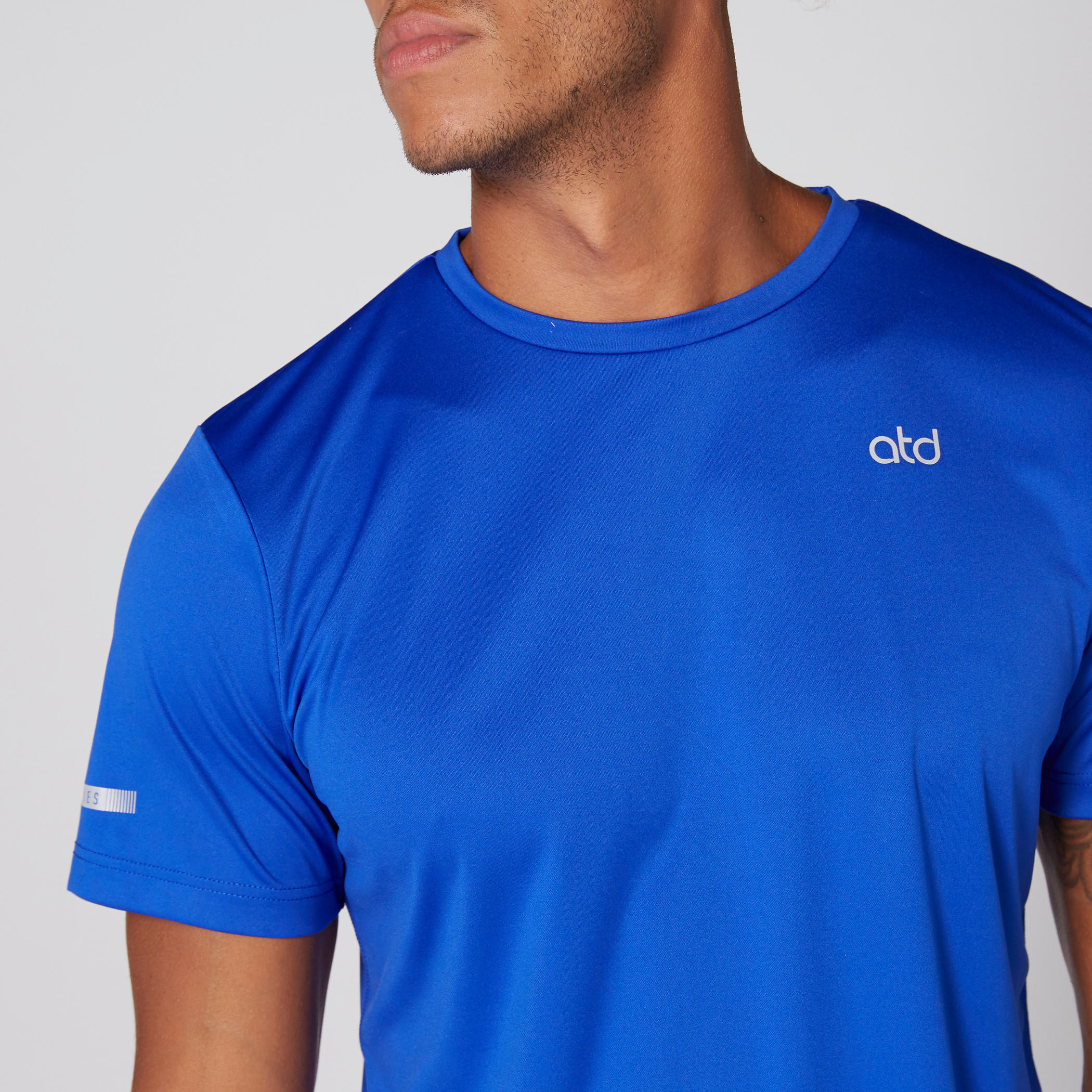 تيشيرت بياقة ضيّقة وأكمام قصيرة-men-clothing-sportswearandactivewear-tshirtsandpolos-image-1