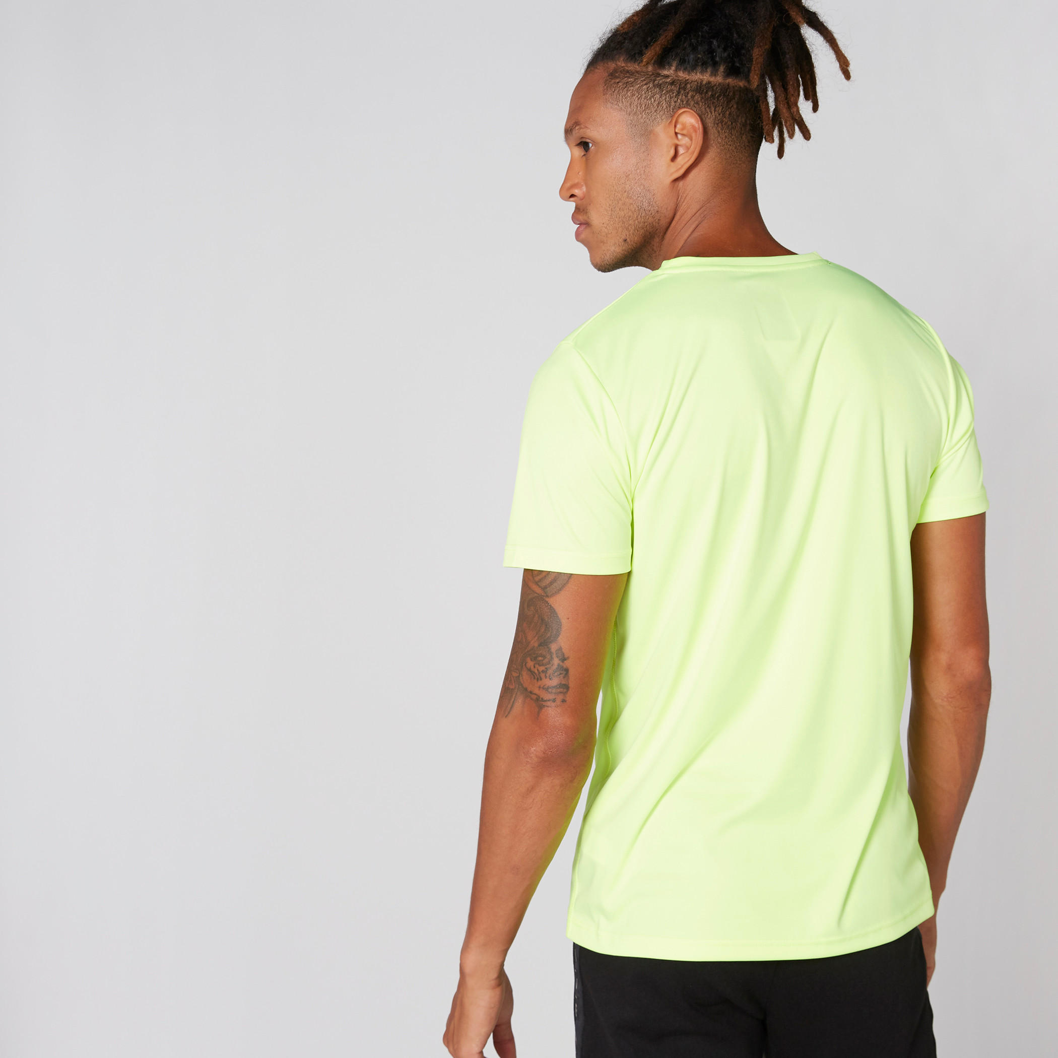 تيشيرت بياقة ضيّقة وأكمام قصيرة-men-clothing-sportswearandactivewear-tshirtsandpolos-image-3