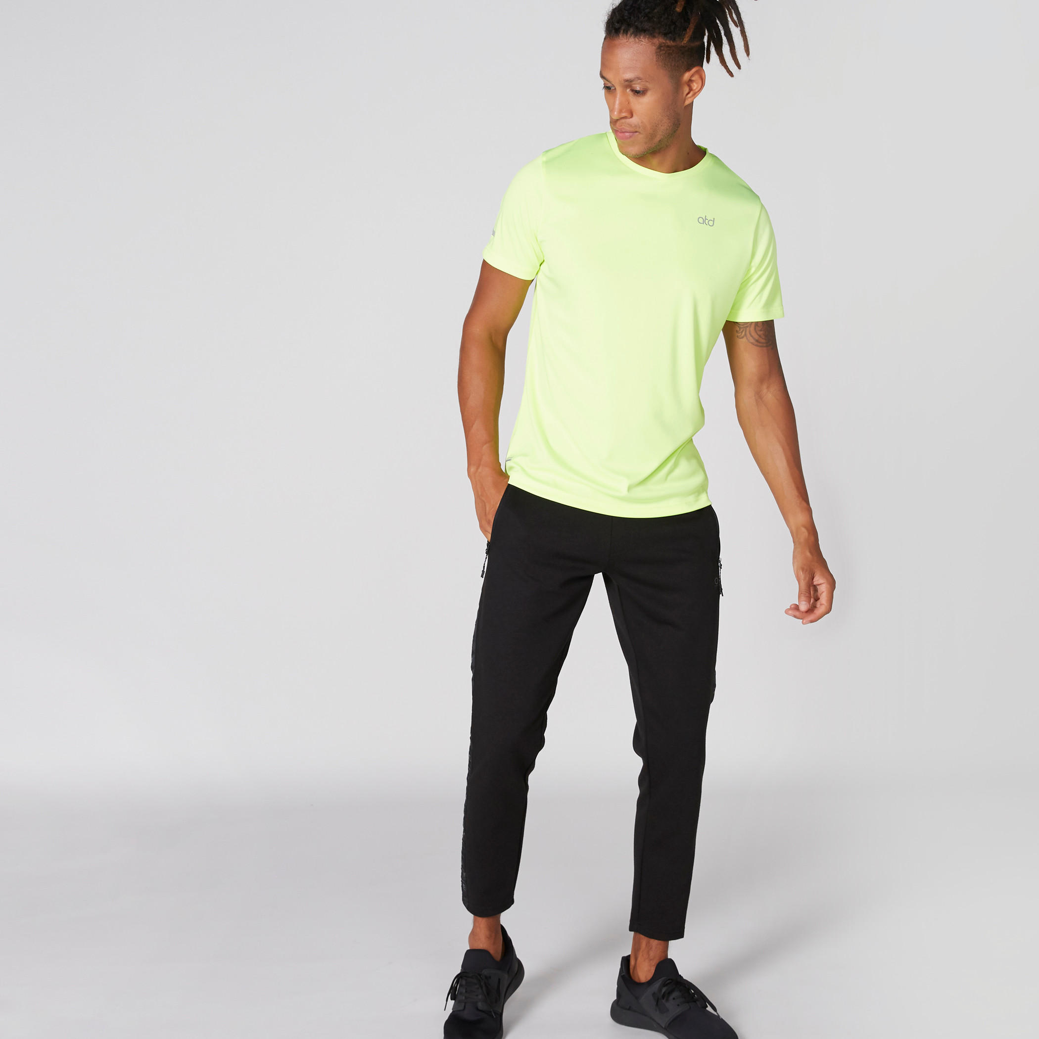 تيشيرت بياقة ضيّقة وأكمام قصيرة-men-clothing-sportswearandactivewear-tshirtsandpolos-image-2