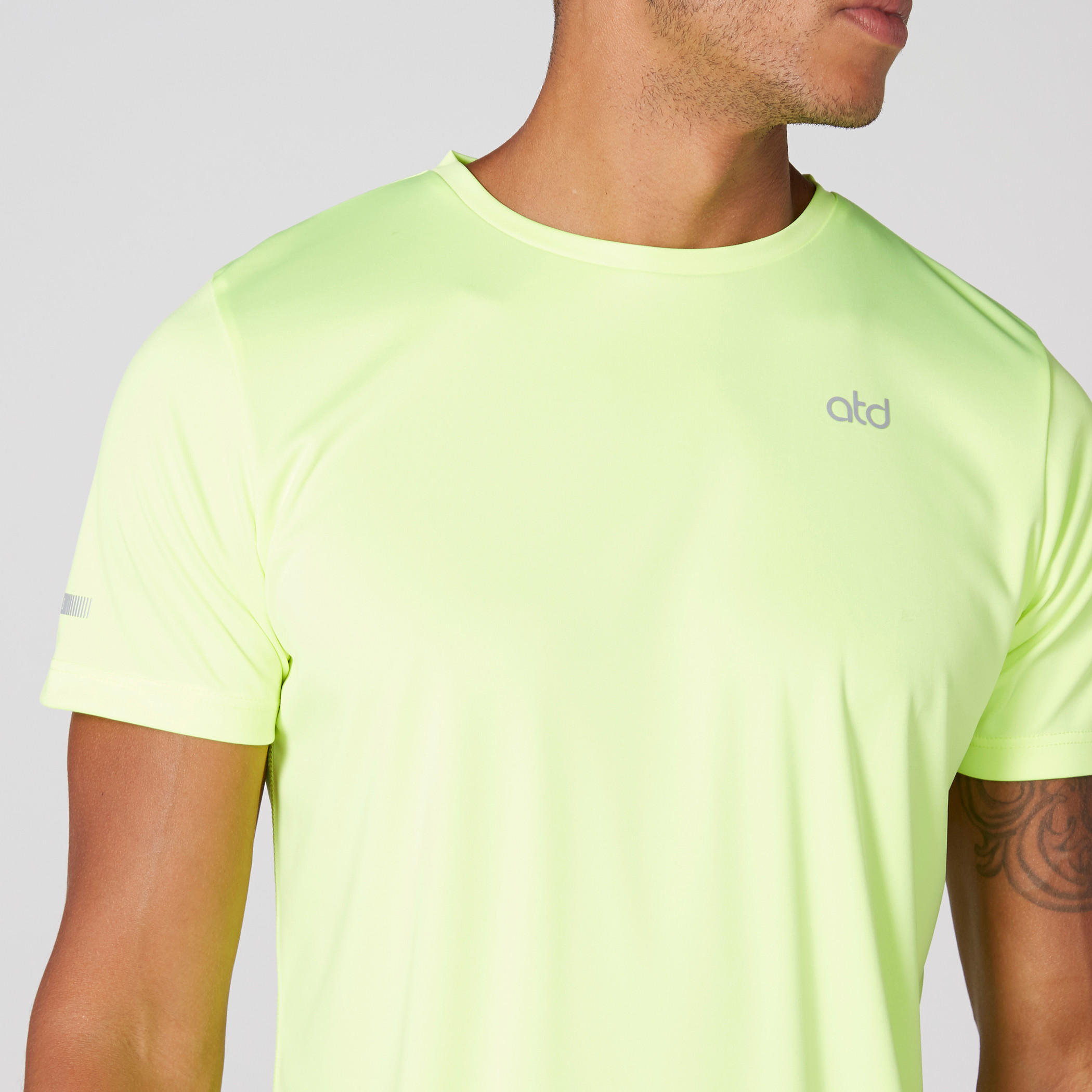 تيشيرت بياقة ضيّقة وأكمام قصيرة-men-clothing-sportswearandactivewear-tshirtsandpolos-image-1