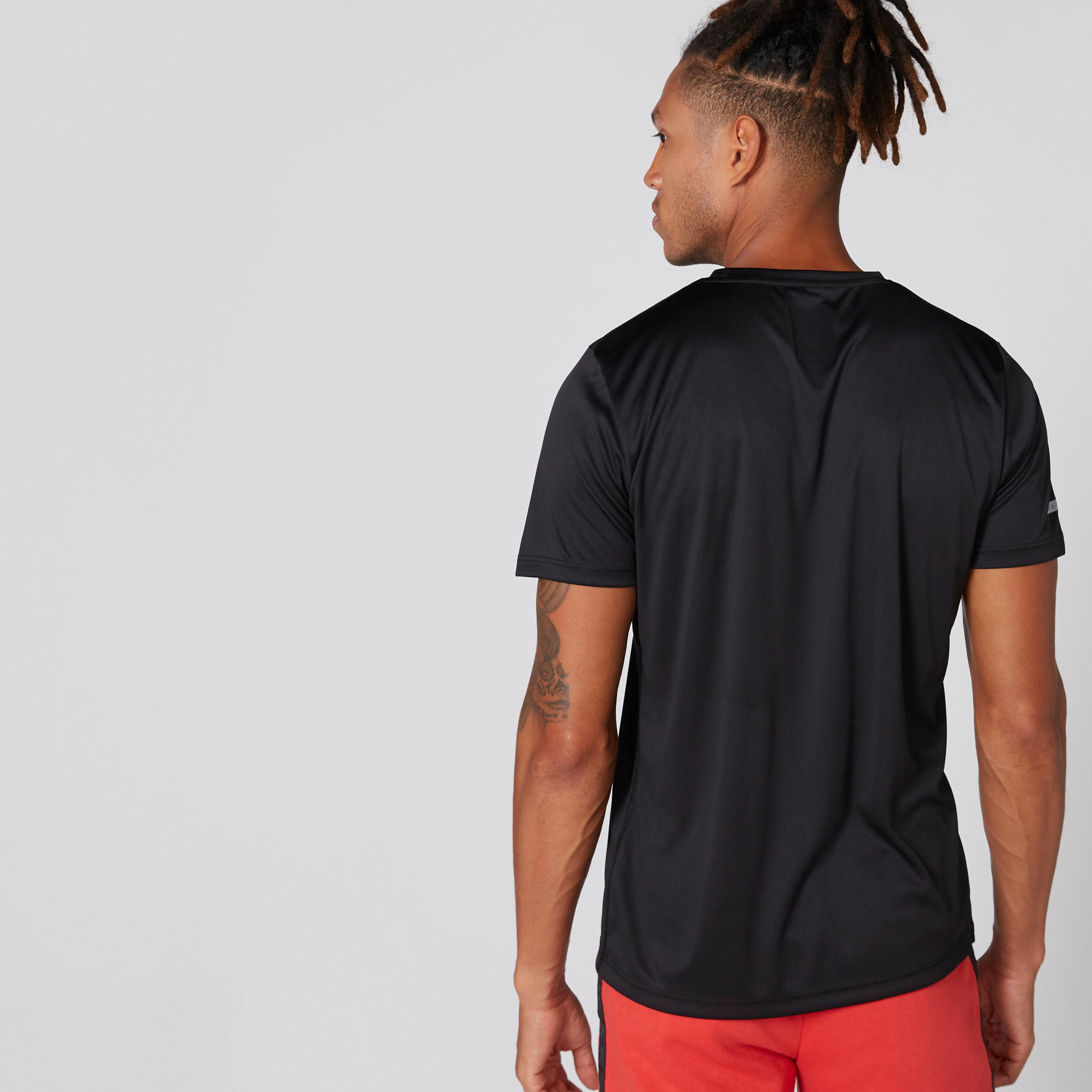 تيشيرت بياقة ضيّقة وأكمام قصيرة-men-clothing-sportswearandactivewear-tshirtsandpolos-image-2