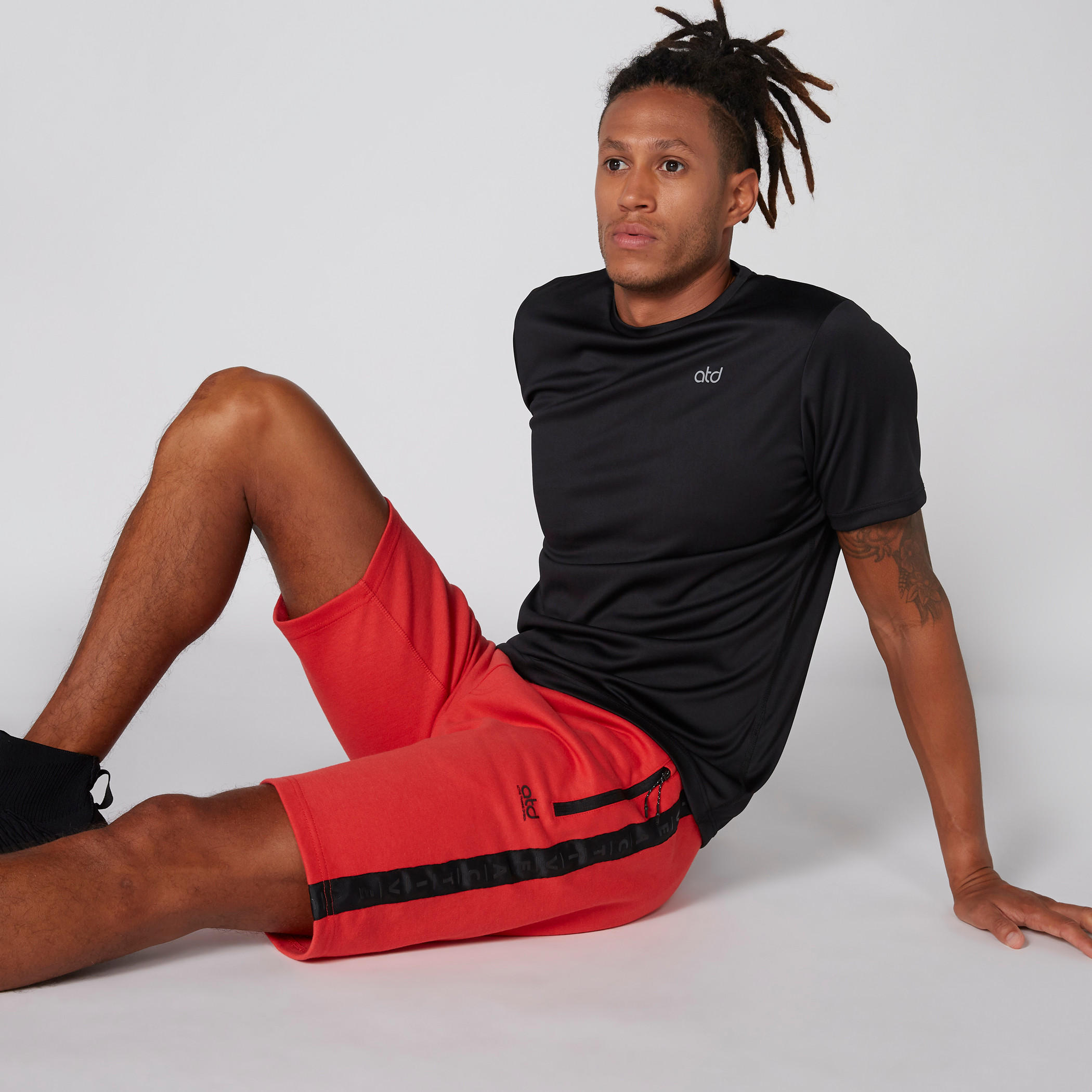 تيشيرت بياقة ضيّقة وأكمام قصيرة-men-clothing-sportswearandactivewear-tshirtsandpolos-image-3