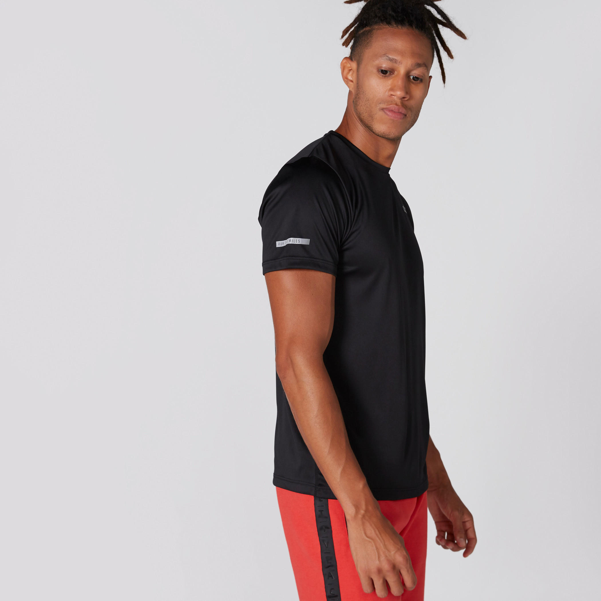 تيشيرت بياقة ضيّقة وأكمام قصيرة-men-clothing-sportswearandactivewear-tshirtsandpolos-image-4