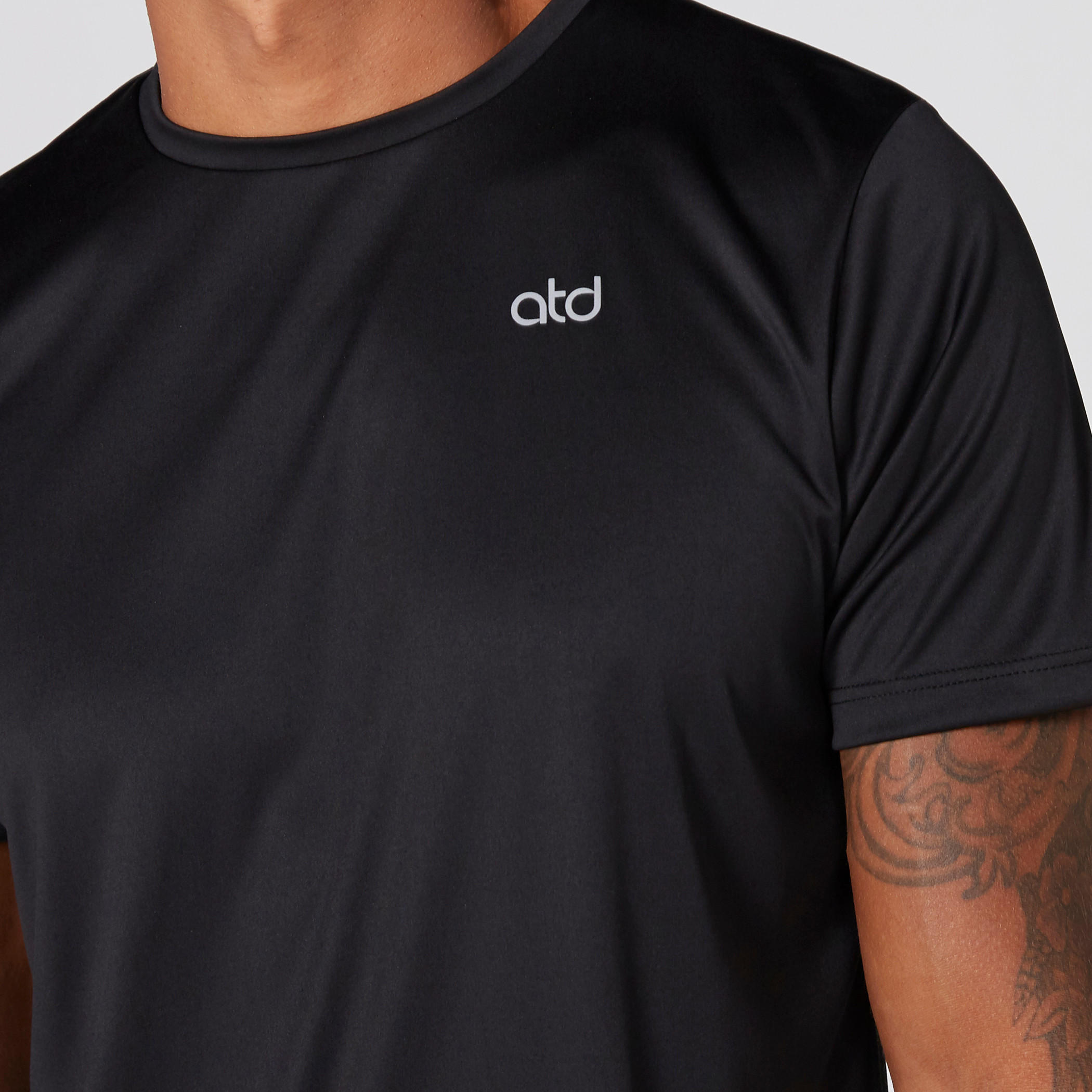 تيشيرت بياقة ضيّقة وأكمام قصيرة-men-clothing-sportswearandactivewear-tshirtsandpolos-image-5