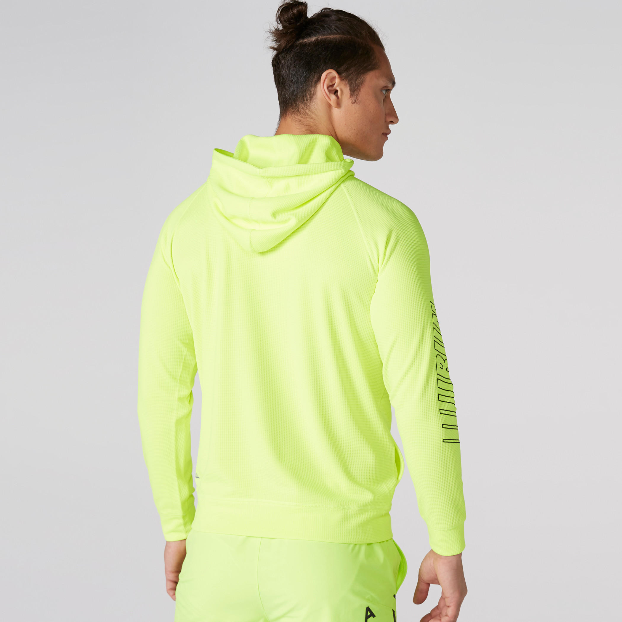 سويت شيرت بأكمام طويلة وقبعة وطبعات-men-winterwear-hoodiesandsweatshirts-image-1