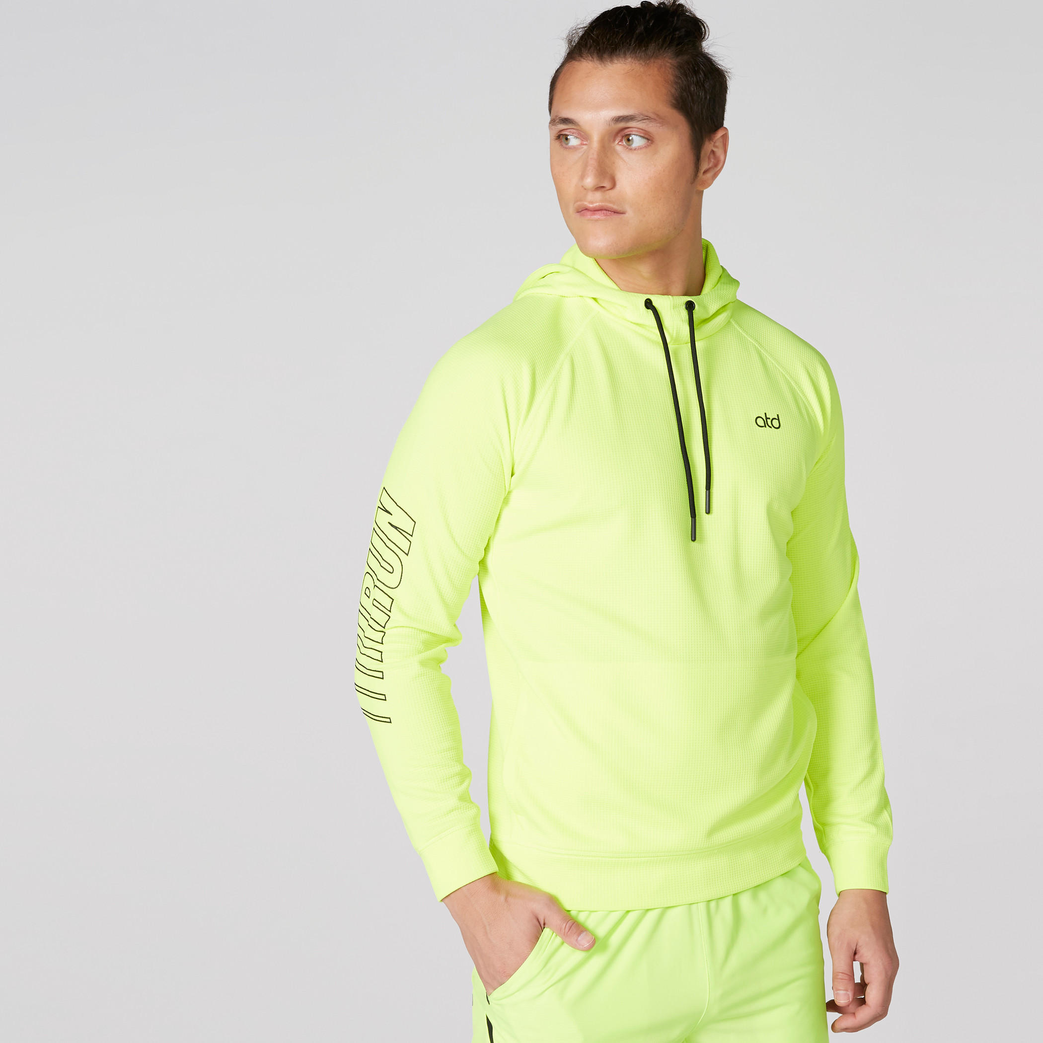 سويت شيرت بأكمام طويلة وقبعة وطبعات-men-winterwear-hoodiesandsweatshirts-image-2