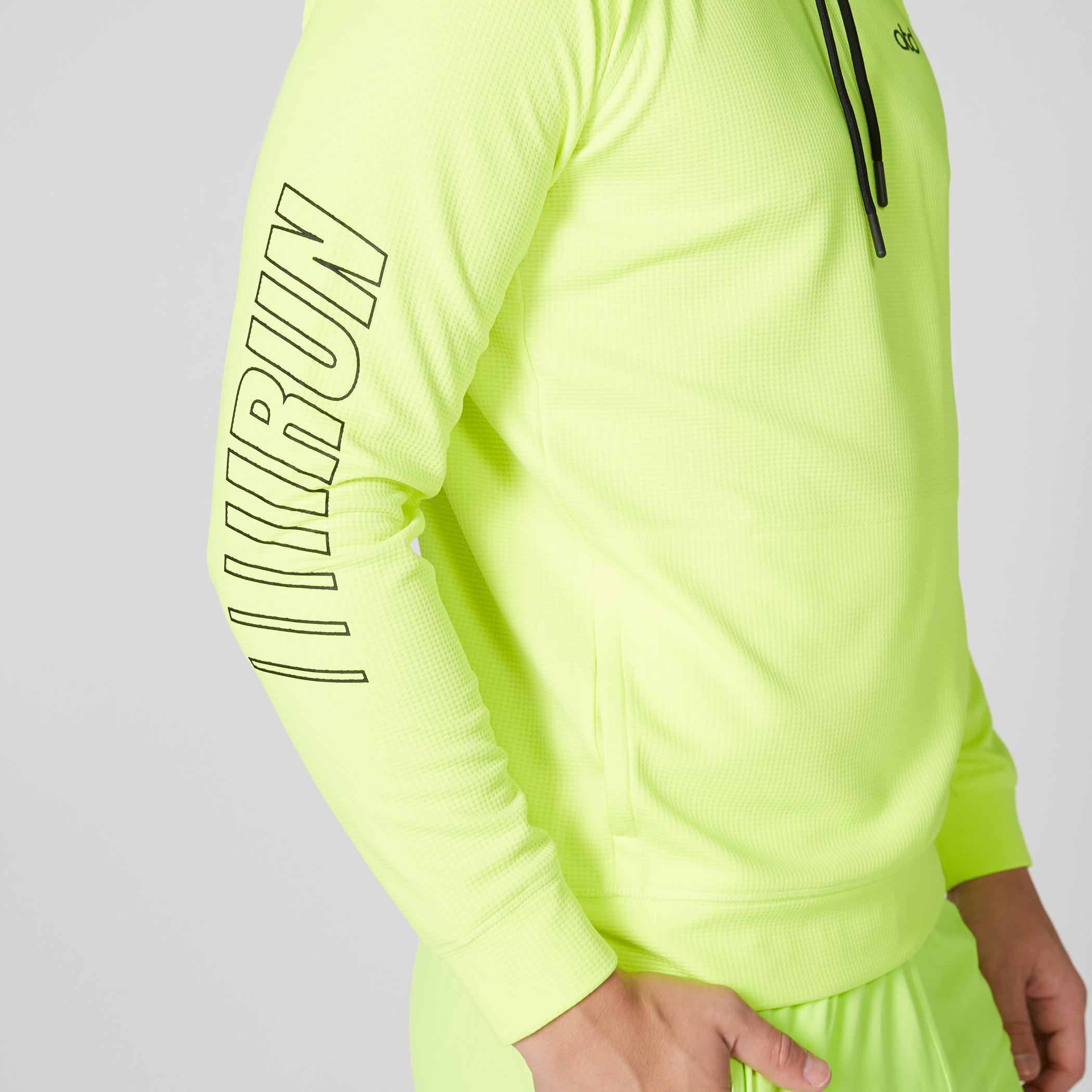 سويت شيرت بأكمام طويلة وقبعة وطبعات-men-winterwear-hoodiesandsweatshirts-image-4