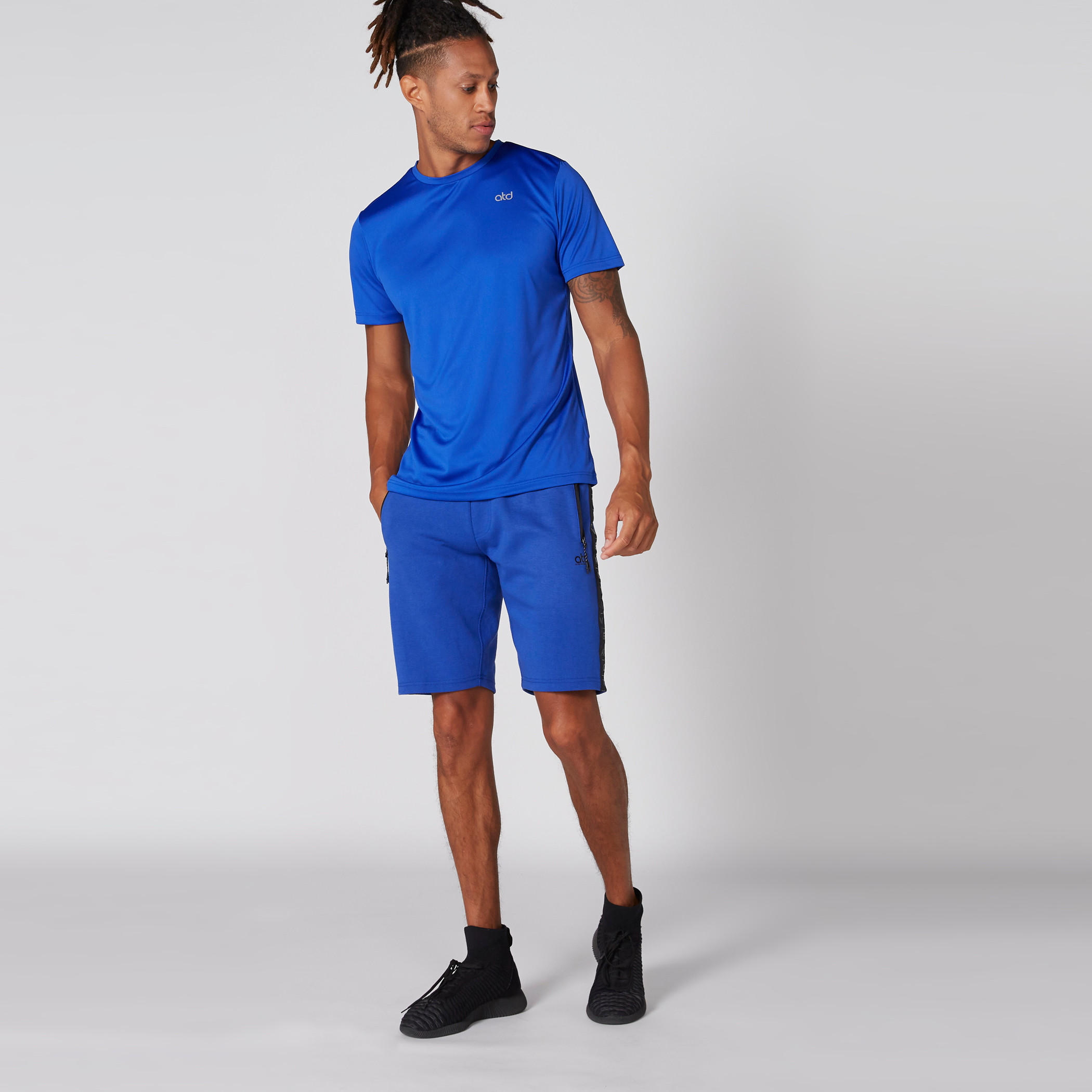 شورت بخصر مطّاطي ورباط وجيوب بسحّاب-men-clothing-sportswearandactivewear-bottoms-image-1