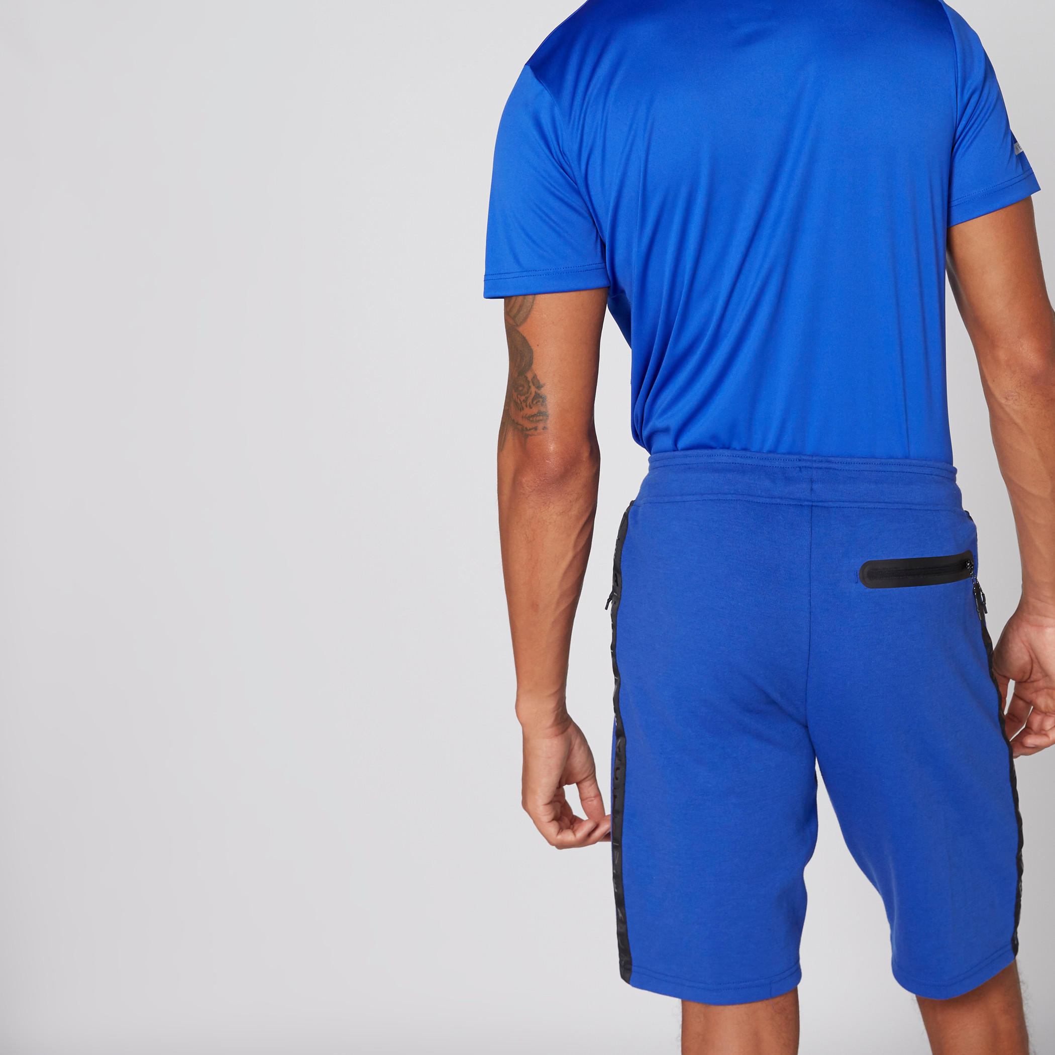 شورت بخصر مطّاطي ورباط وجيوب بسحّاب-men-clothing-sportswearandactivewear-bottoms-image-2