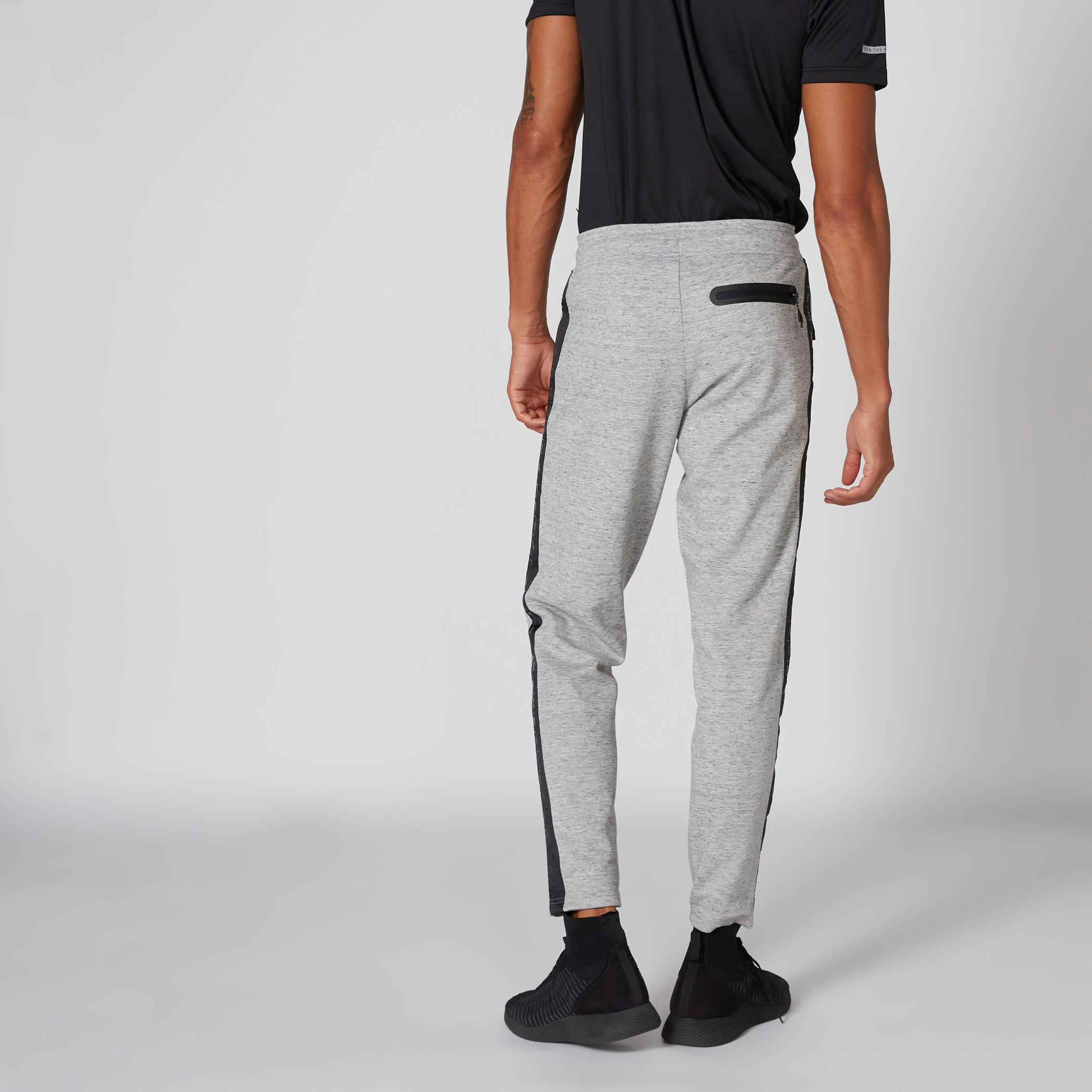 بنطال طويل بخصر مطاطي وجيوب-men-clothing-sportswearandactivewear-bottoms-image-2