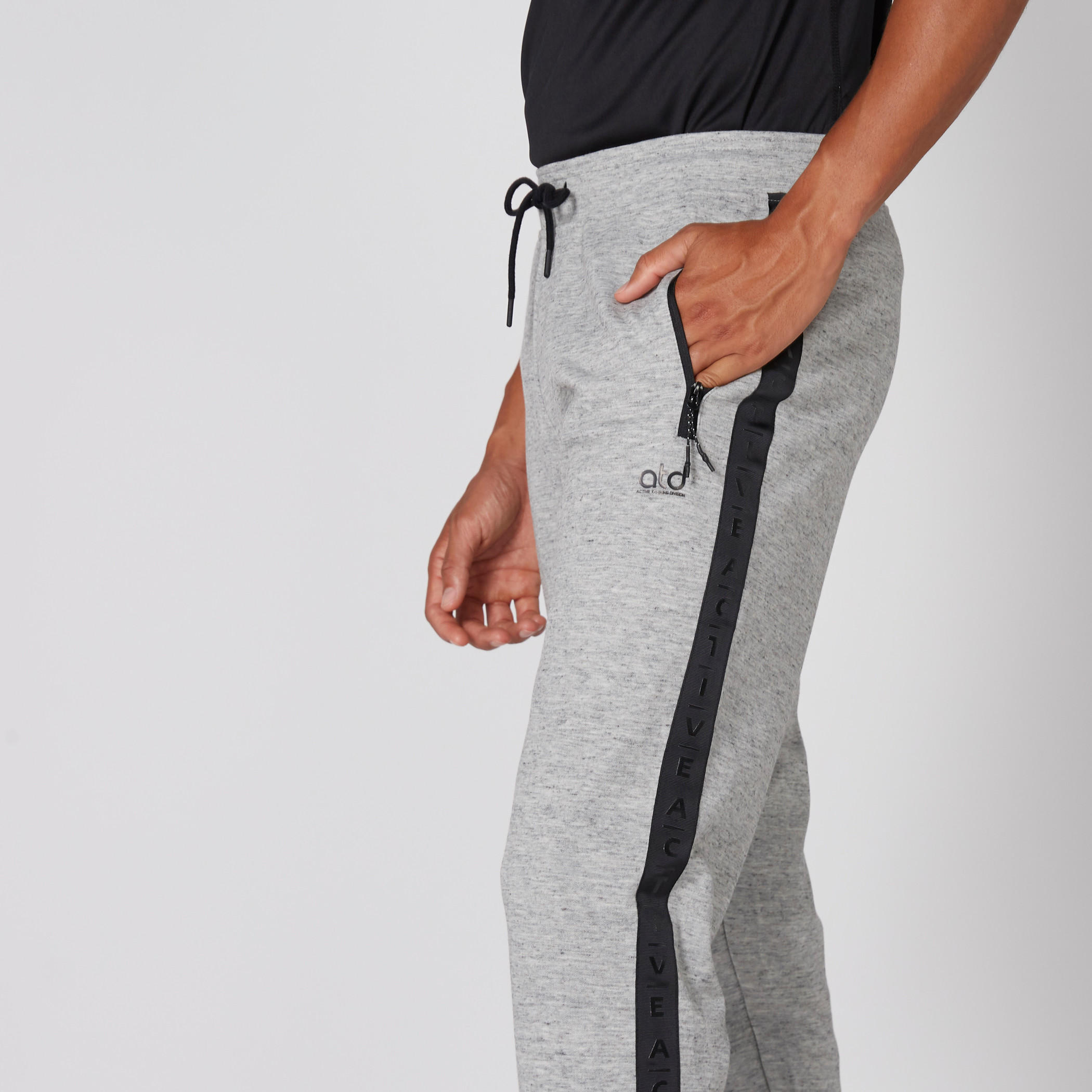 بنطال طويل بخصر مطاطي وجيوب-men-clothing-sportswearandactivewear-bottoms-image-5