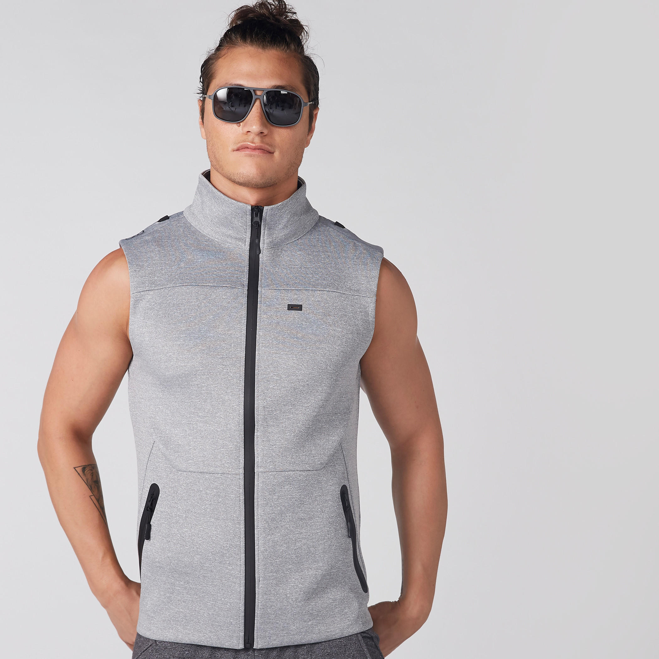 جاكيت دون أكمام بسحّاب إغلاق وجيوب-men-clothing-jacketsandblazers-jackets-image-1