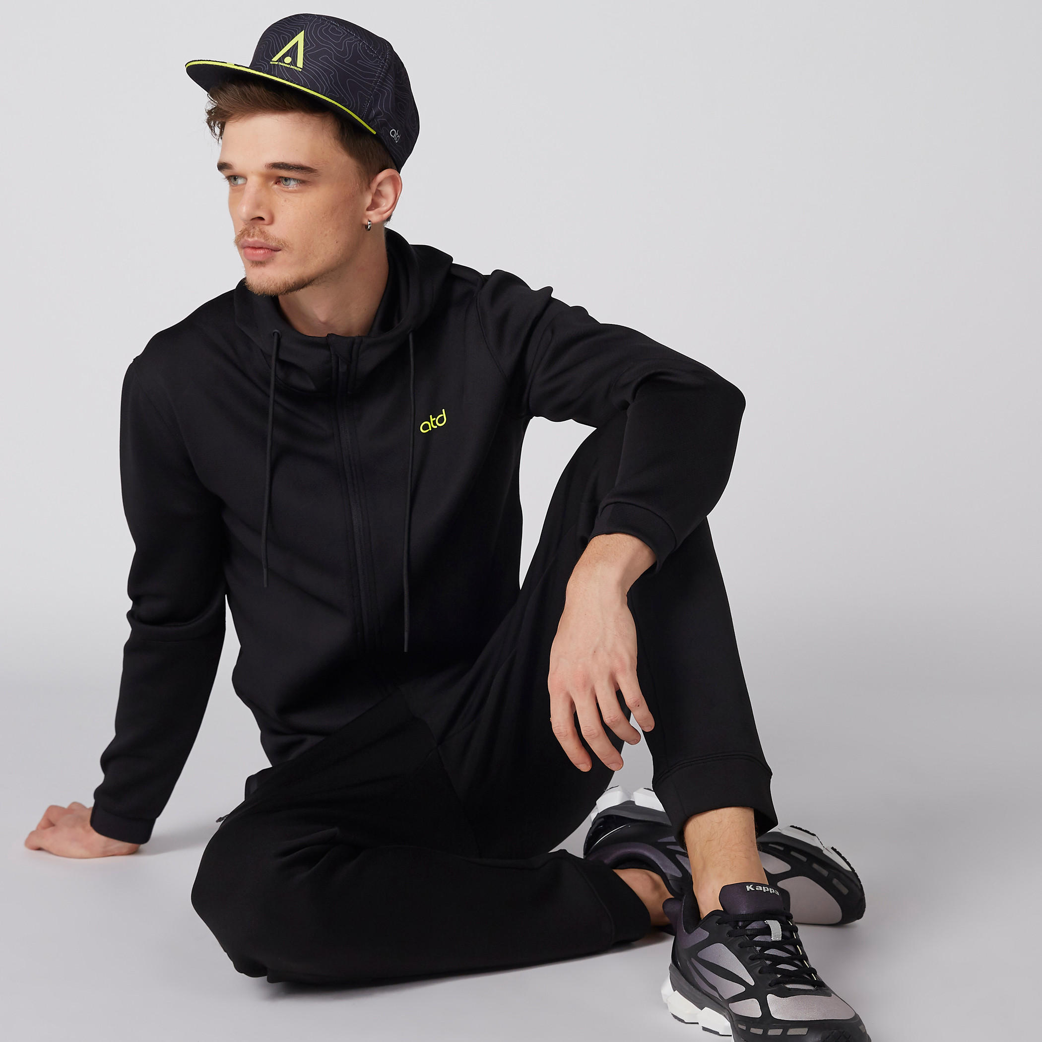 جاكيت بأكمام طويلة وسحّاب إغلاق وقبّعة-men-winterwear-hoodiesandsweatshirts-image-2