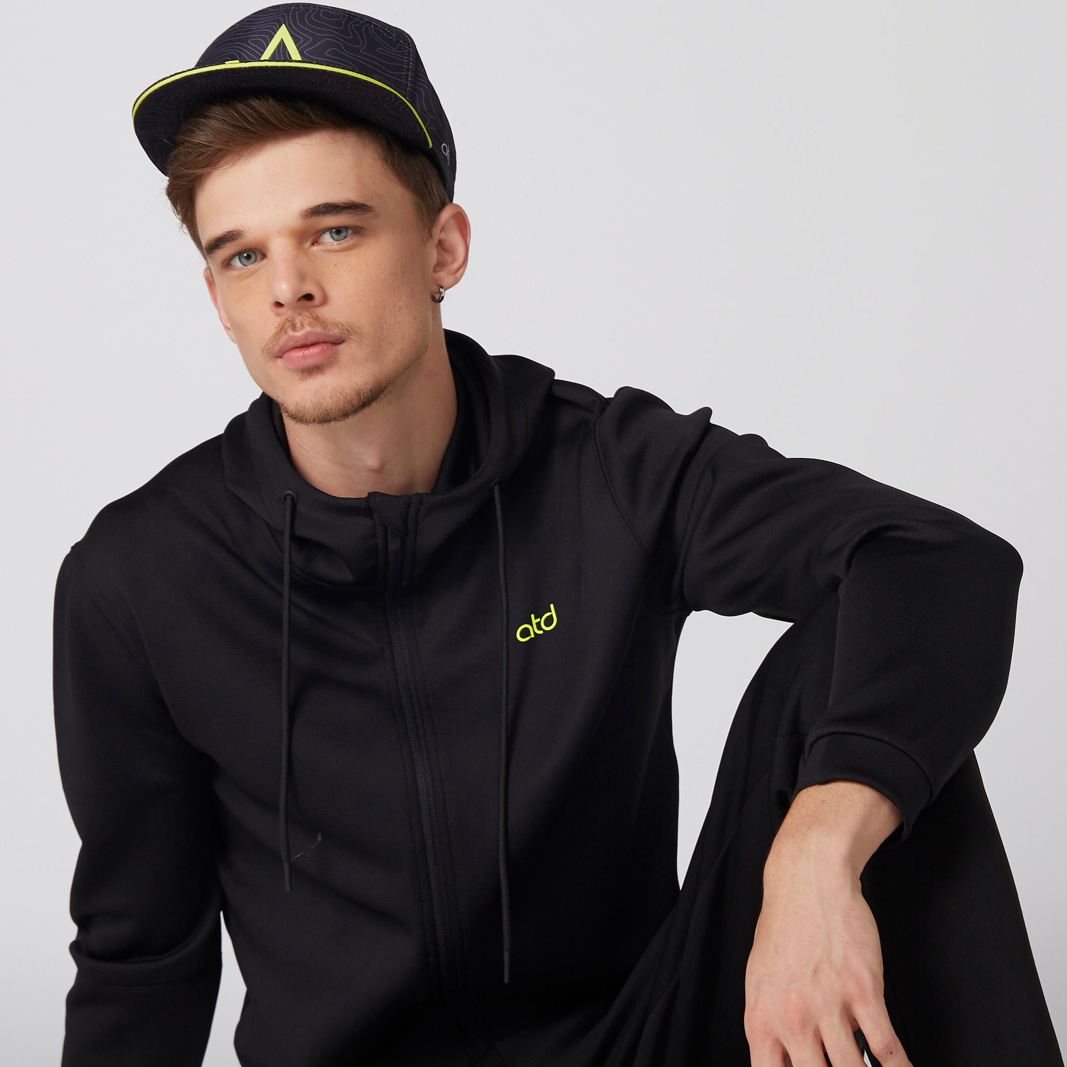 جاكيت بأكمام طويلة وسحّاب إغلاق وقبّعة-men-winterwear-hoodiesandsweatshirts-image-4