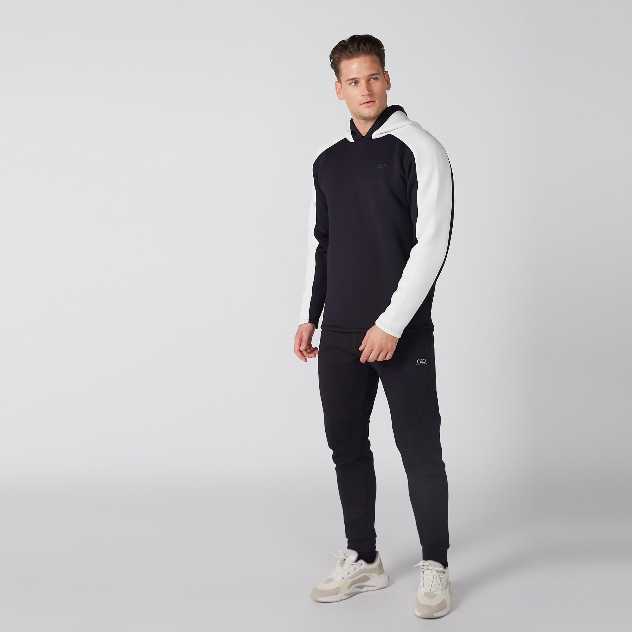 سويت شيرت بأكمام طويلة وقبّعة-men-winterwear-hoodiesandsweatshirts-image-1